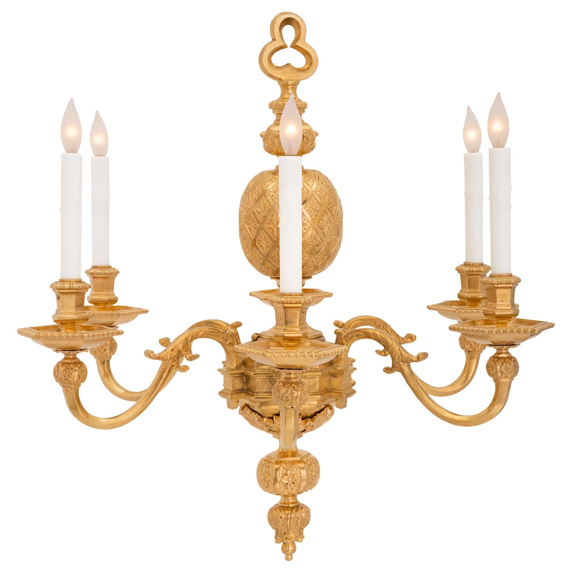 Un lustre en bronze doré de style Louis XIV du 19ème siècle, signé Viane. Le lustre à six bras est centré par un magnifique épi floral richement ciselé qui mène à des feuilles d'acanthe entourant le corps. Les six bras carrés aux élégantes volutes