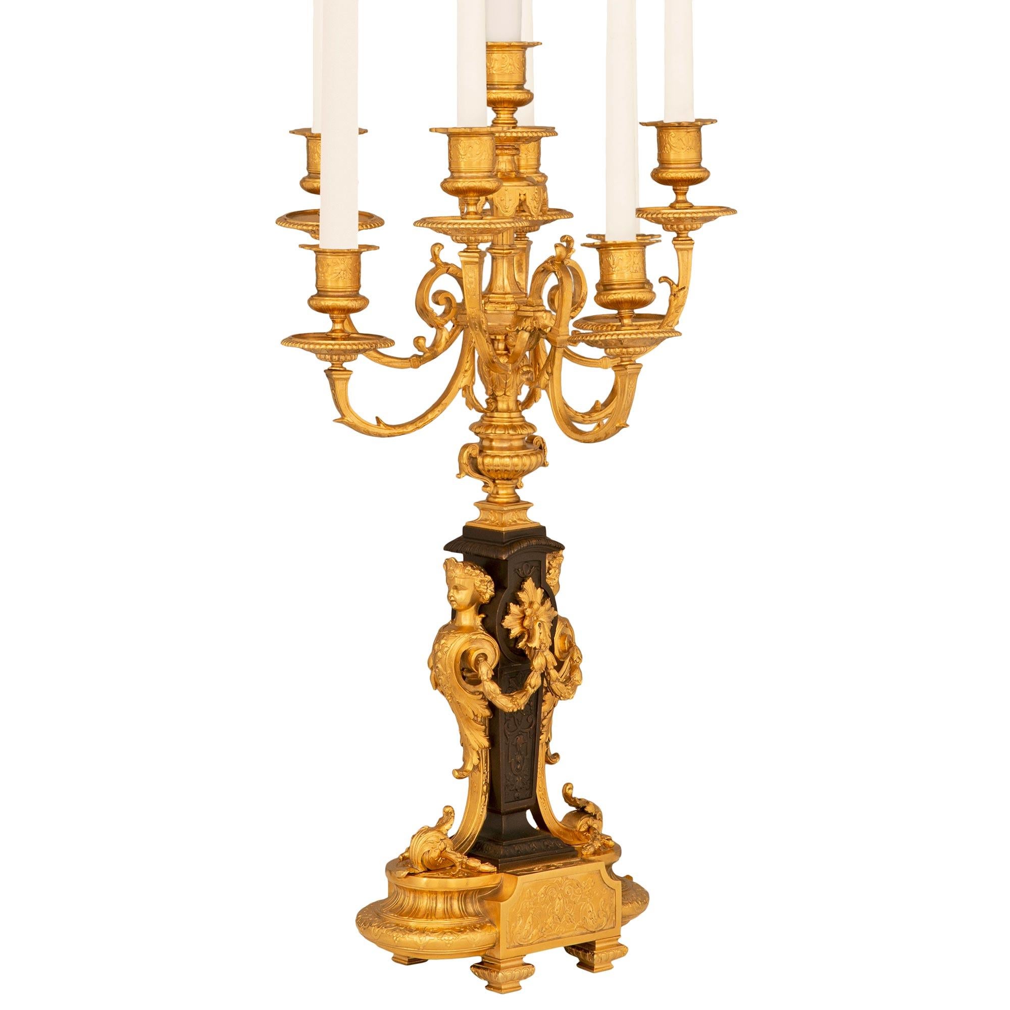 Français Lampe candélabre en bronze patiné et bronze doré de style Louis XIV du XIXe siècle en vente