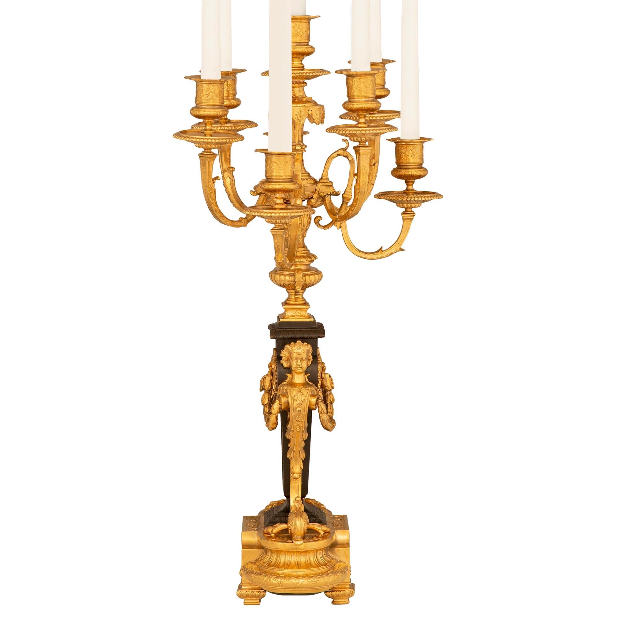 Patiné Lampe candélabre en bronze patiné et bronze doré de style Louis XIV du XIXe siècle en vente