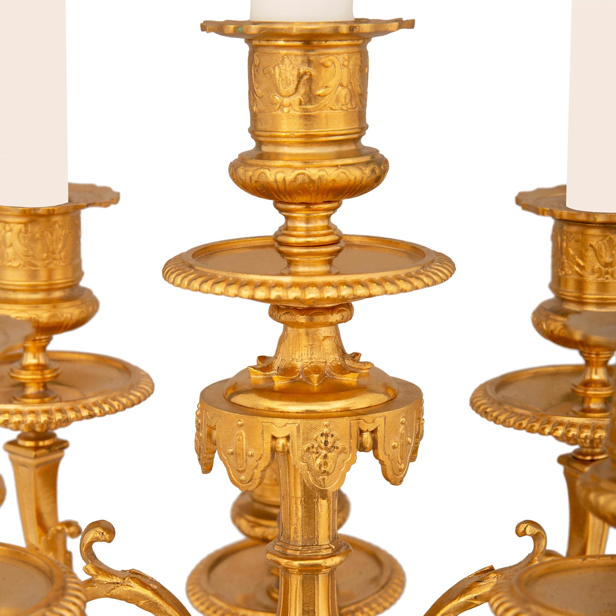Französische Kandelaberlampe aus patinierter Bronze und Goldbronze, Louis XIV.-Stil, 19. Jahrhundert im Angebot 1