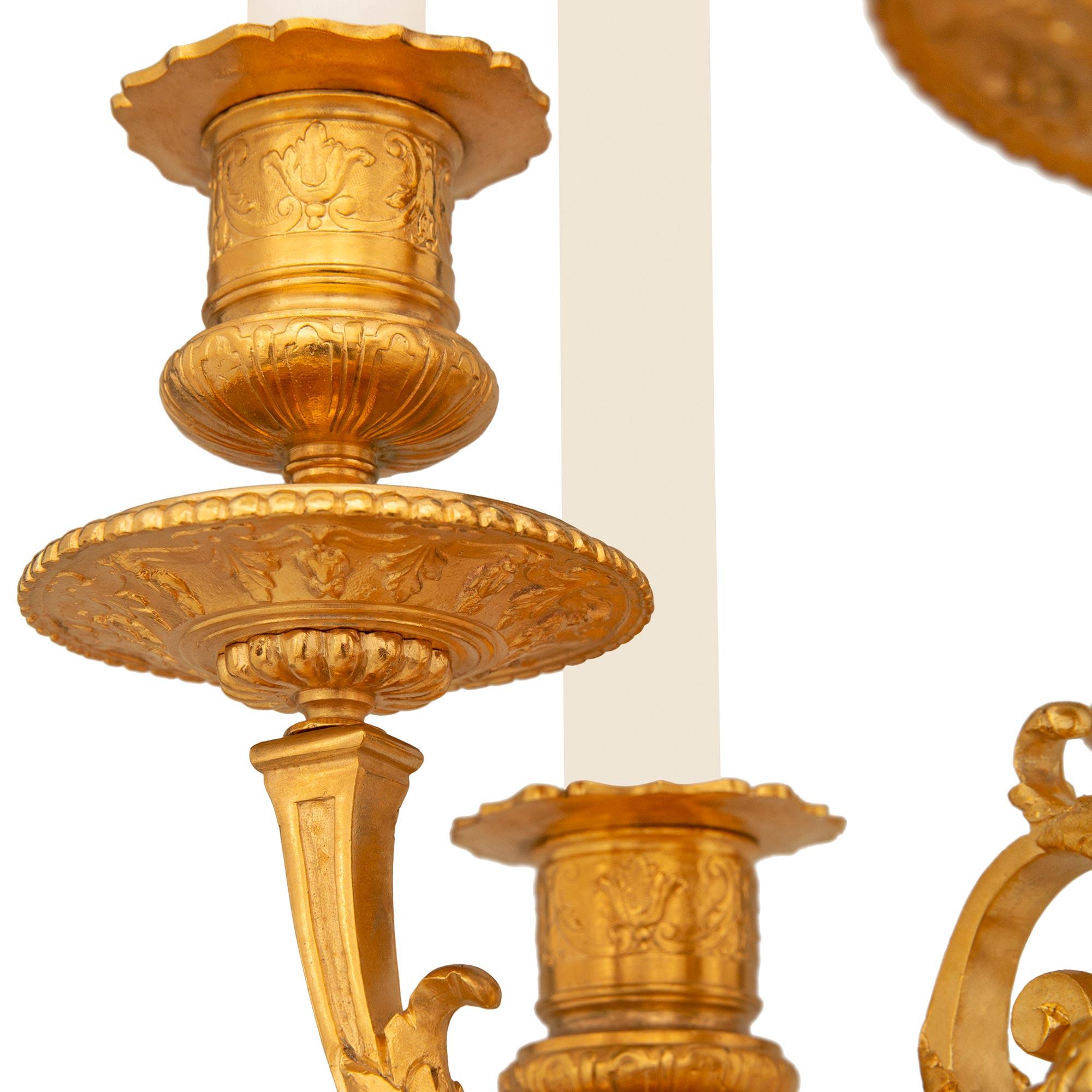 Bronze Lampe candélabre en bronze patiné et bronze doré de style Louis XIV du XIXe siècle en vente