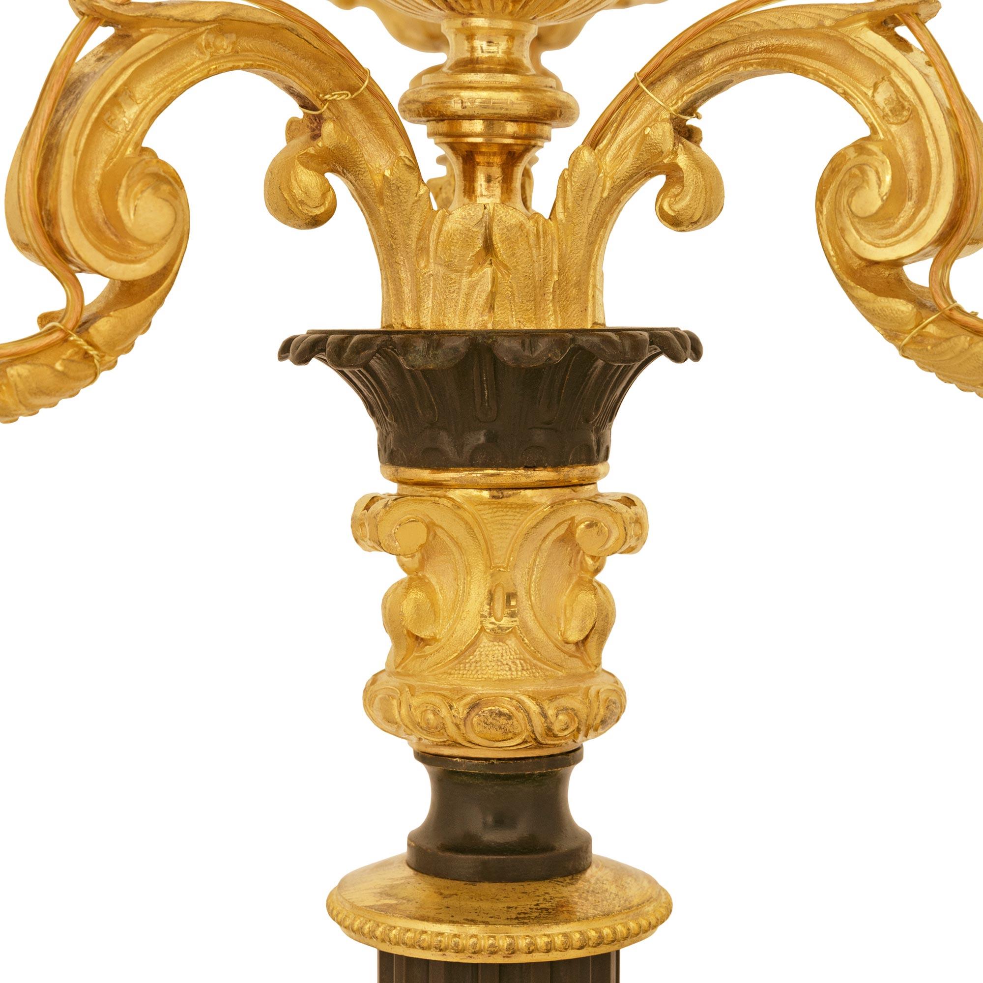 Lámpara de pie francesa del siglo XIX, estilo Luis XIV, de bronce patinado y ormolu en venta 1