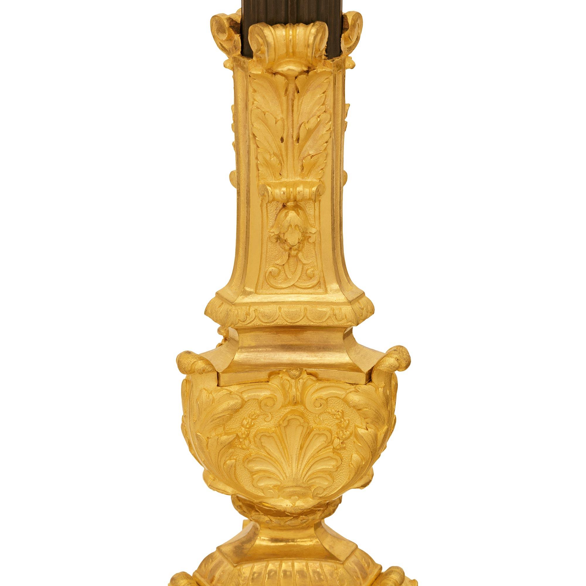 Lámpara de pie francesa del siglo XIX, estilo Luis XIV, de bronce patinado y ormolu en venta 2