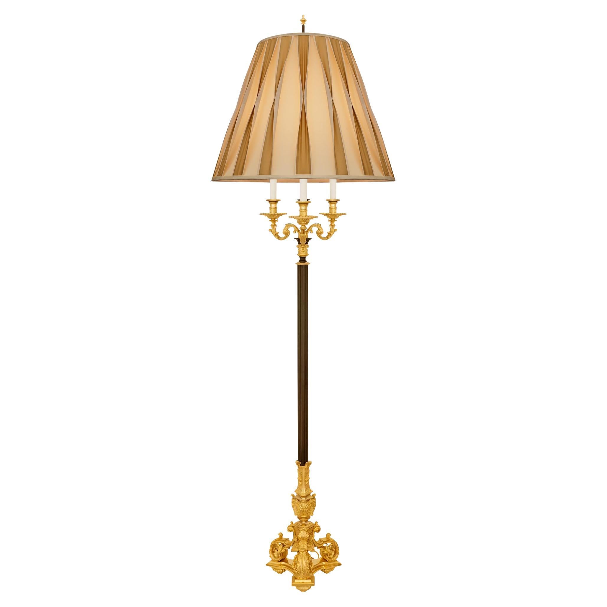 Lampada da terra francese del XIX secolo in bronzo patinato e Ormolu di stile Luigi XIV