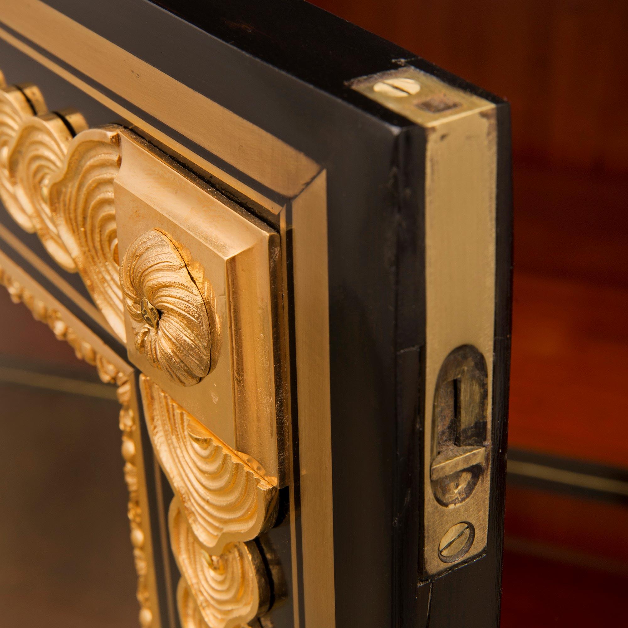 Vitrina francesa del siglo XIX, estilo Luis XIV, de André Charles Boulle en venta 2