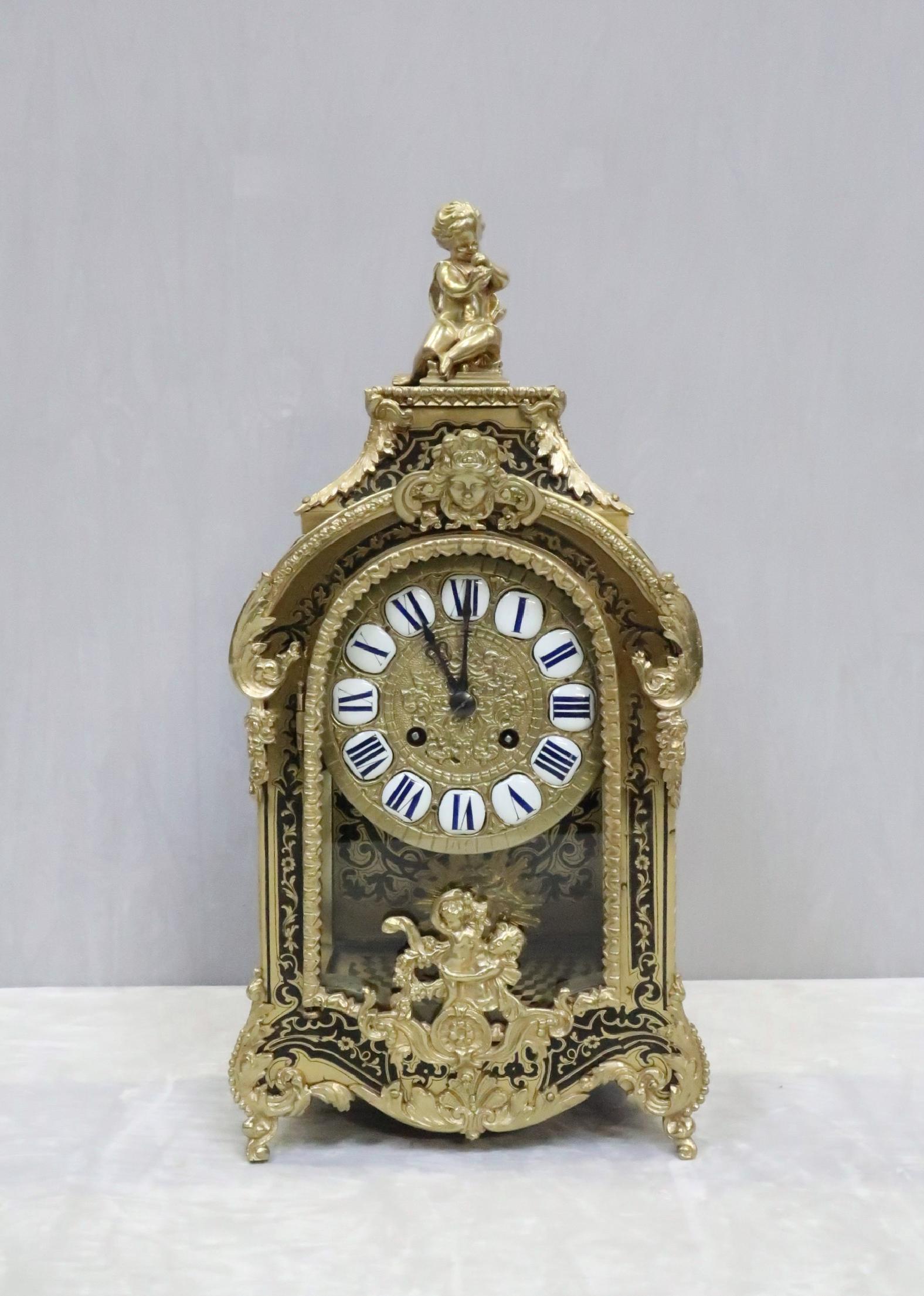 An extremely good quality Louis XIV style French boulle natural colored tortoise shell and brass inlaid mantel clock with side and front viewing windows showing the clocks decorative inlaid back door and floor. The clock has good quality ormolu