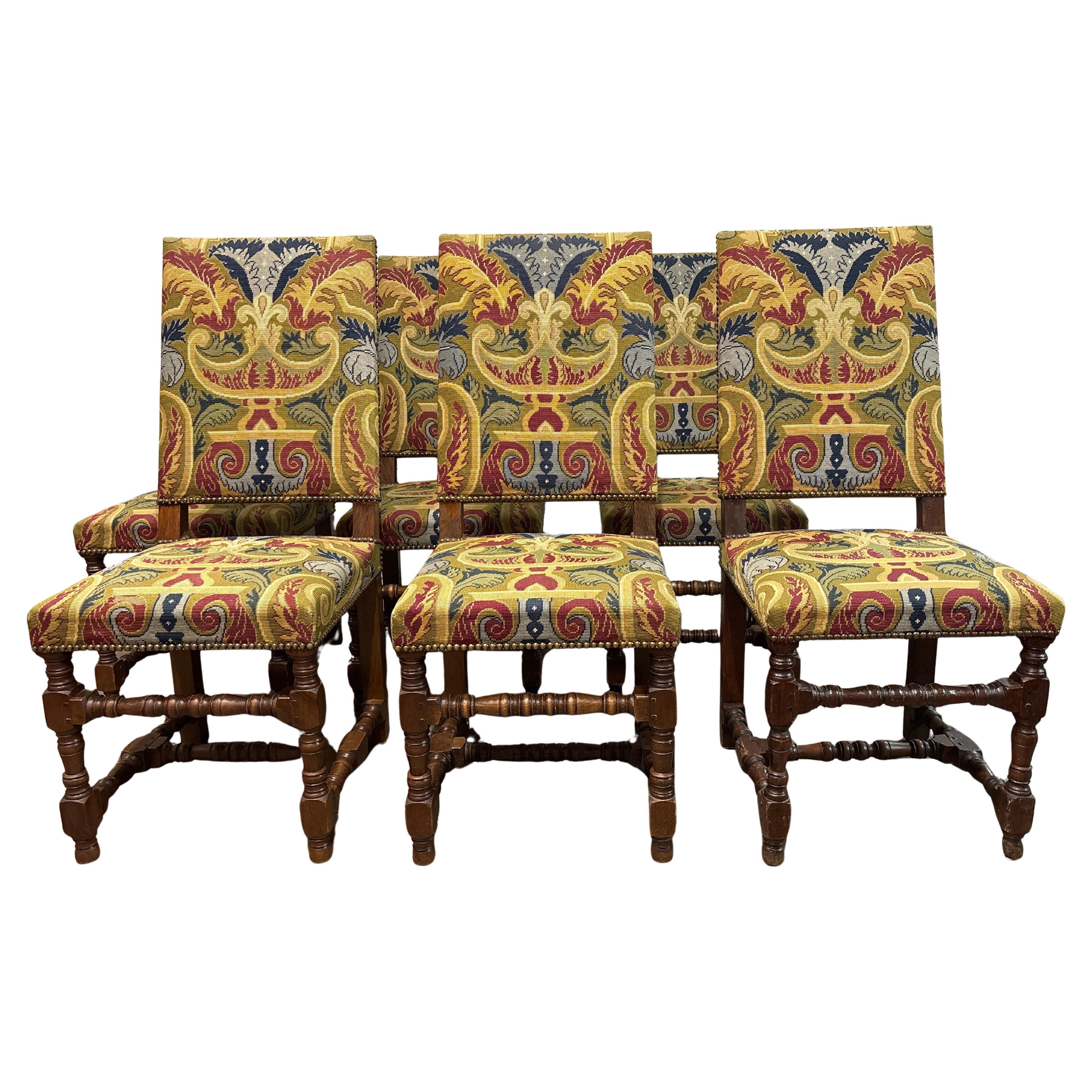Le sedie della sala da pranzo francese del XIX secolo sono ricoperte da una meravigliosa punta d'ago con motivi e colori meravigliosi. Il retro è rivestito di velluto verde.