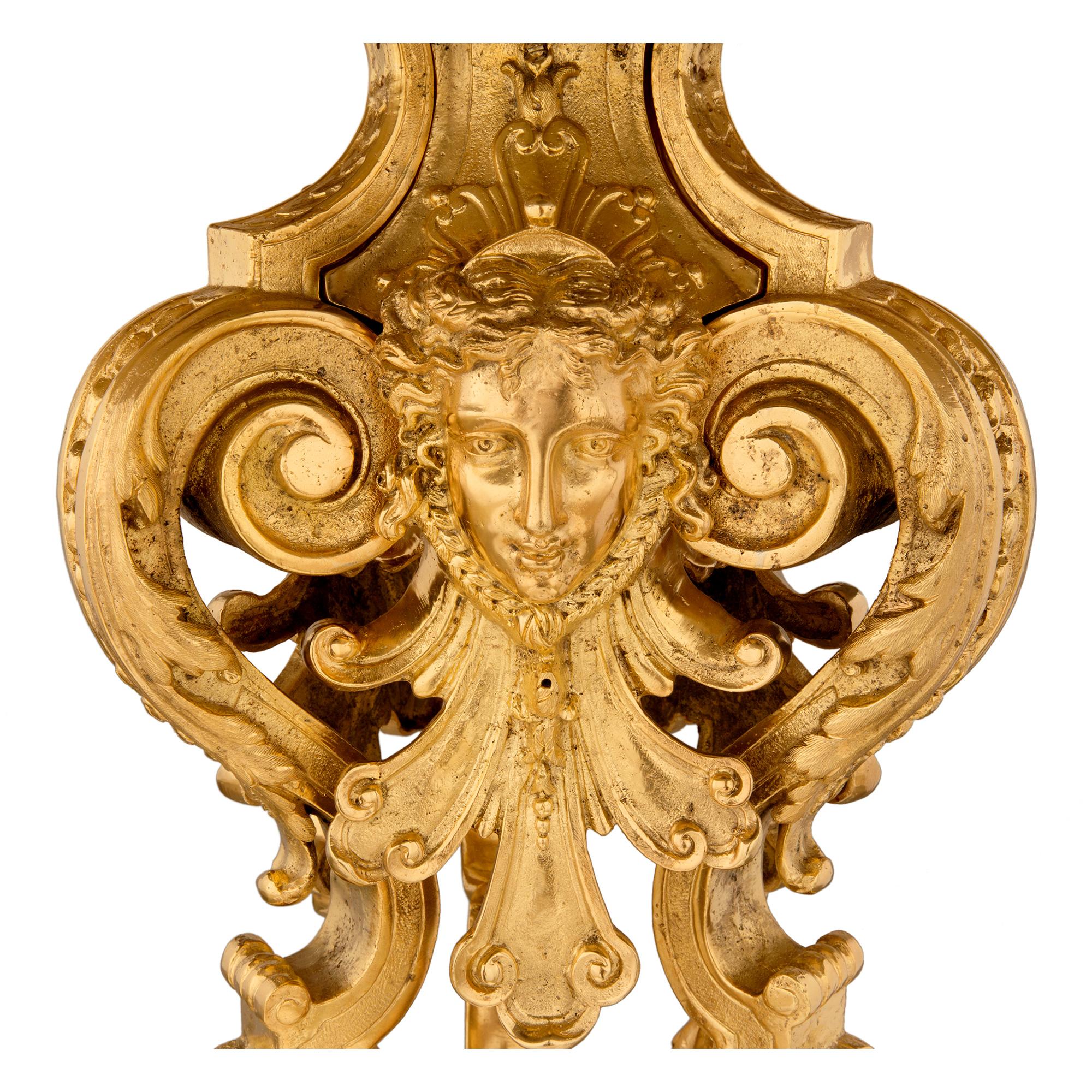 Table d'appoint ou de centre de table de style Louis XIV du 19ème siècle en bronze doré et marbre Bon état - En vente à West Palm Beach, FL