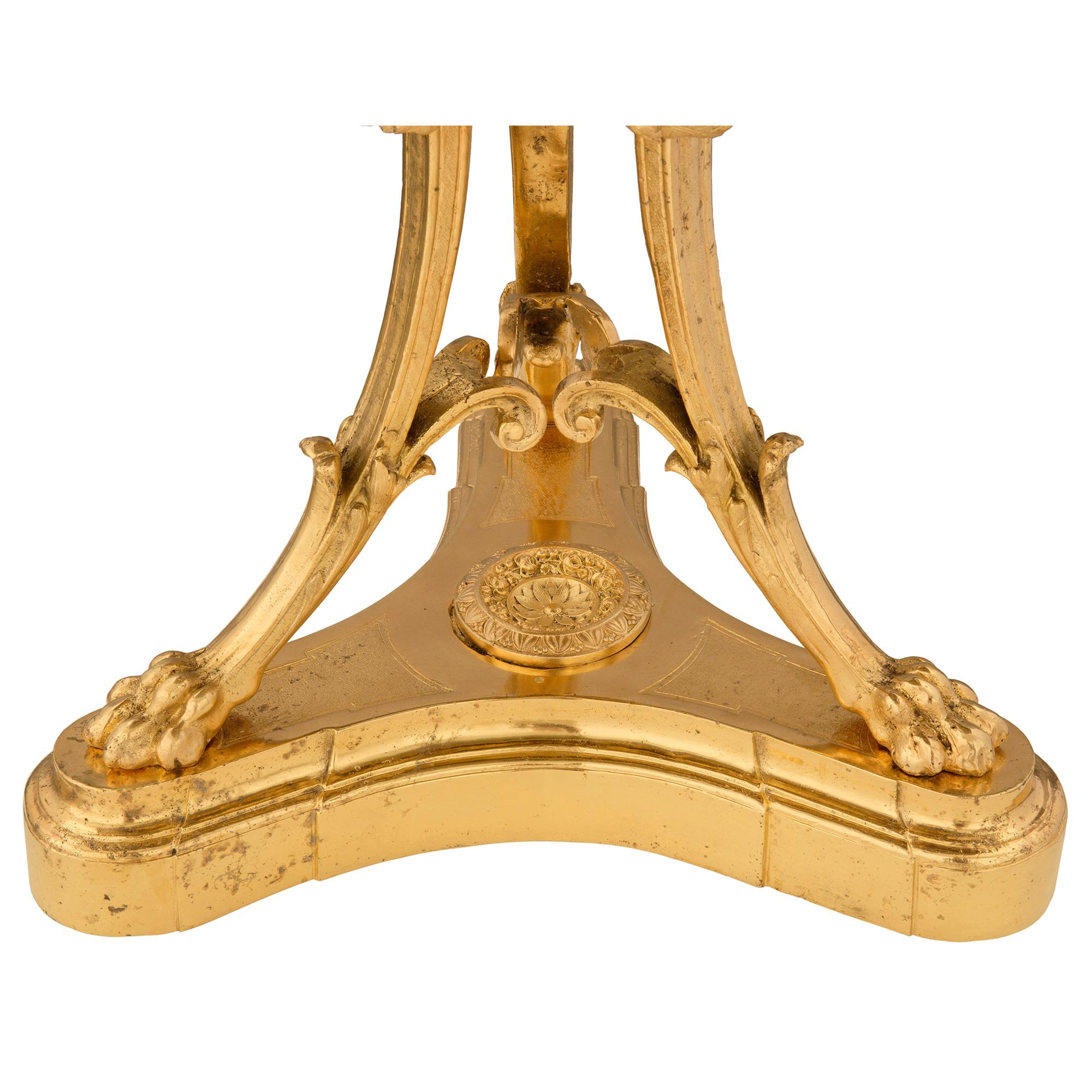 Bronze doré Table d'appoint ou de centre de table de style Louis XIV du 19ème siècle en bronze doré et marbre en vente