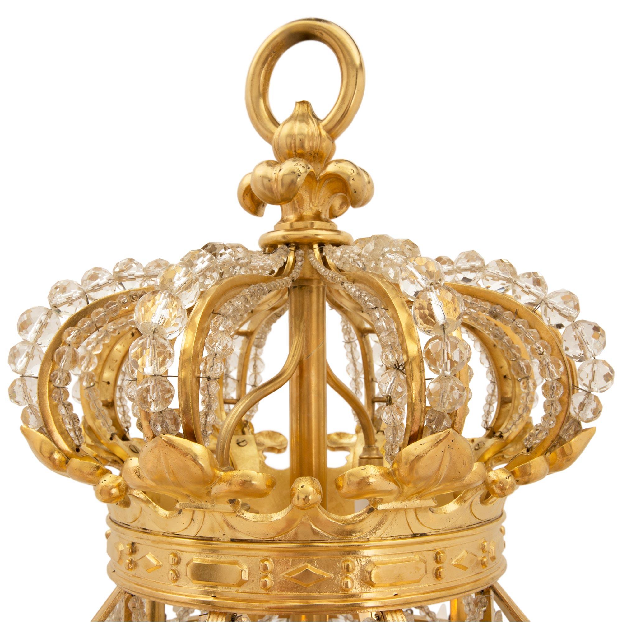 Français Lustre royal français de style Louis XIV du 19ème siècle en bronze doré, cristal et verre en vente