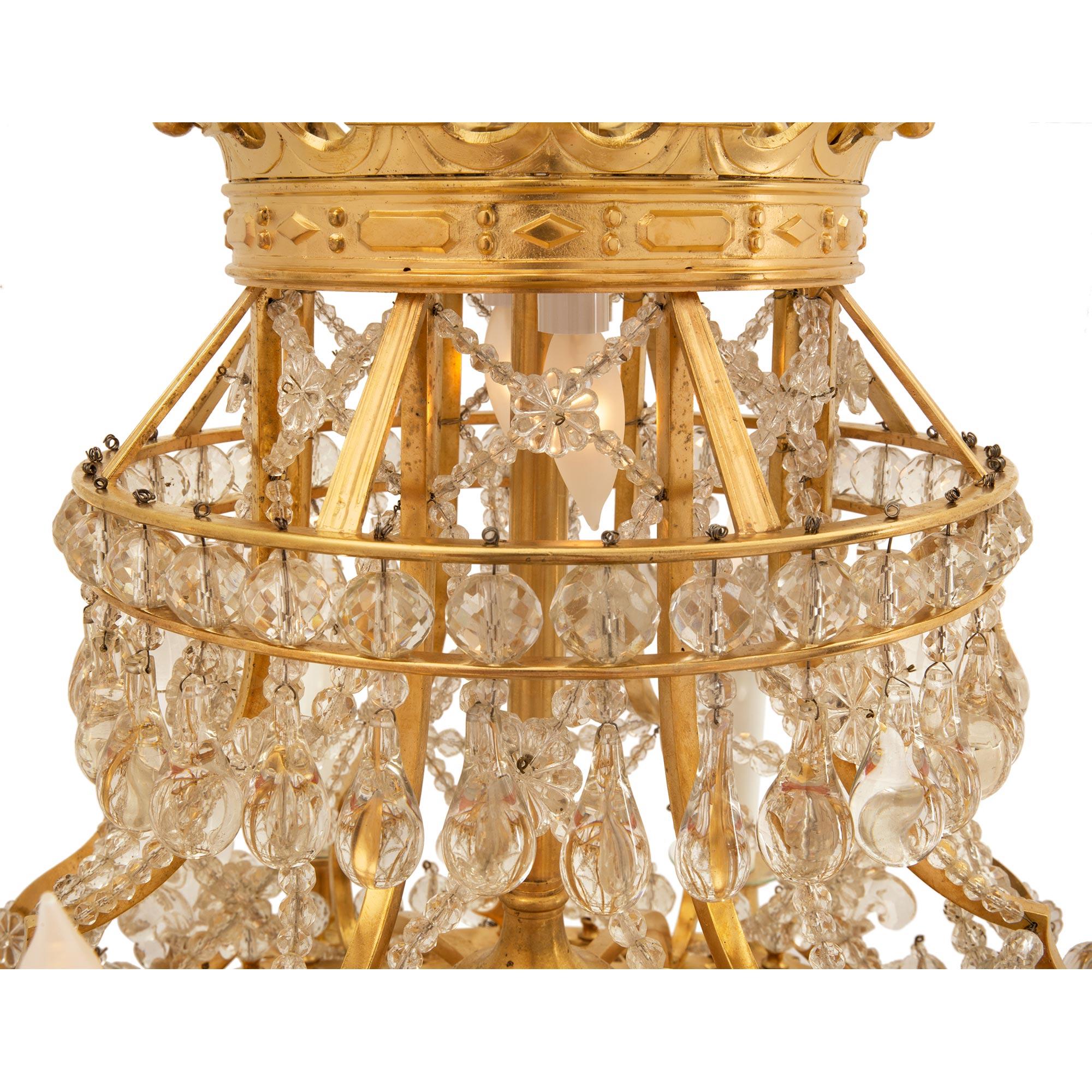Lustre royal français de style Louis XIV du 19ème siècle en bronze doré, cristal et verre Bon état - En vente à West Palm Beach, FL