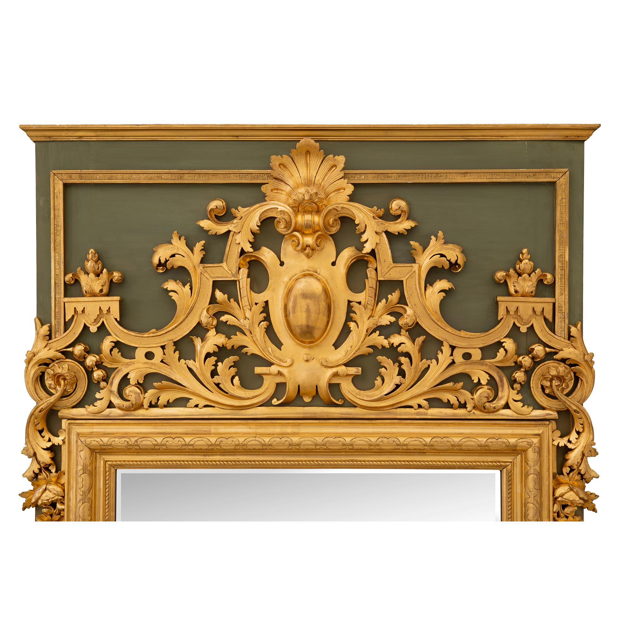 Français Miroir français de style Louis XIV du 19ème siècle en bois polychrome et doré en vente