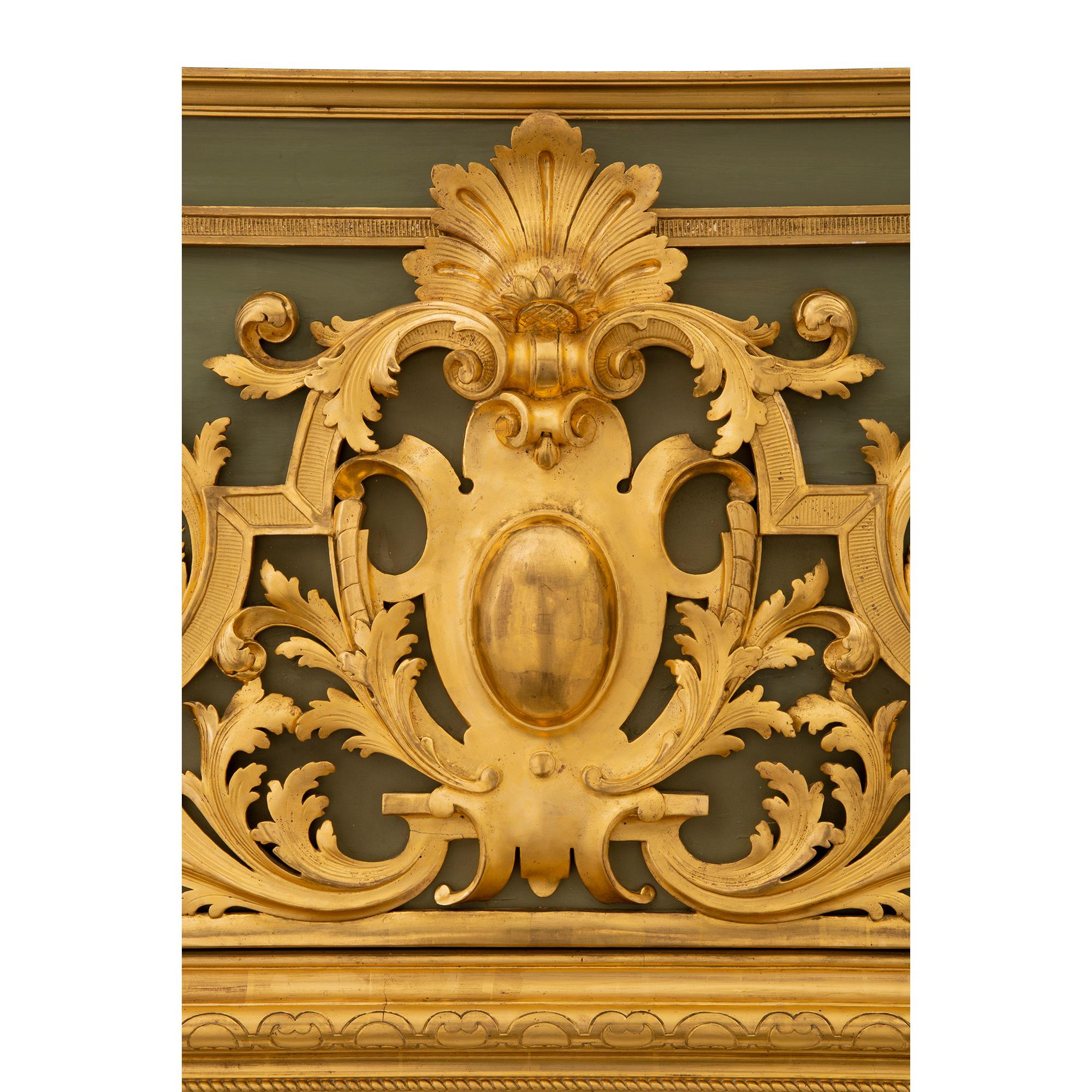 Miroir français de style Louis XIV du 19ème siècle en bois polychrome et doré Bon état - En vente à West Palm Beach, FL