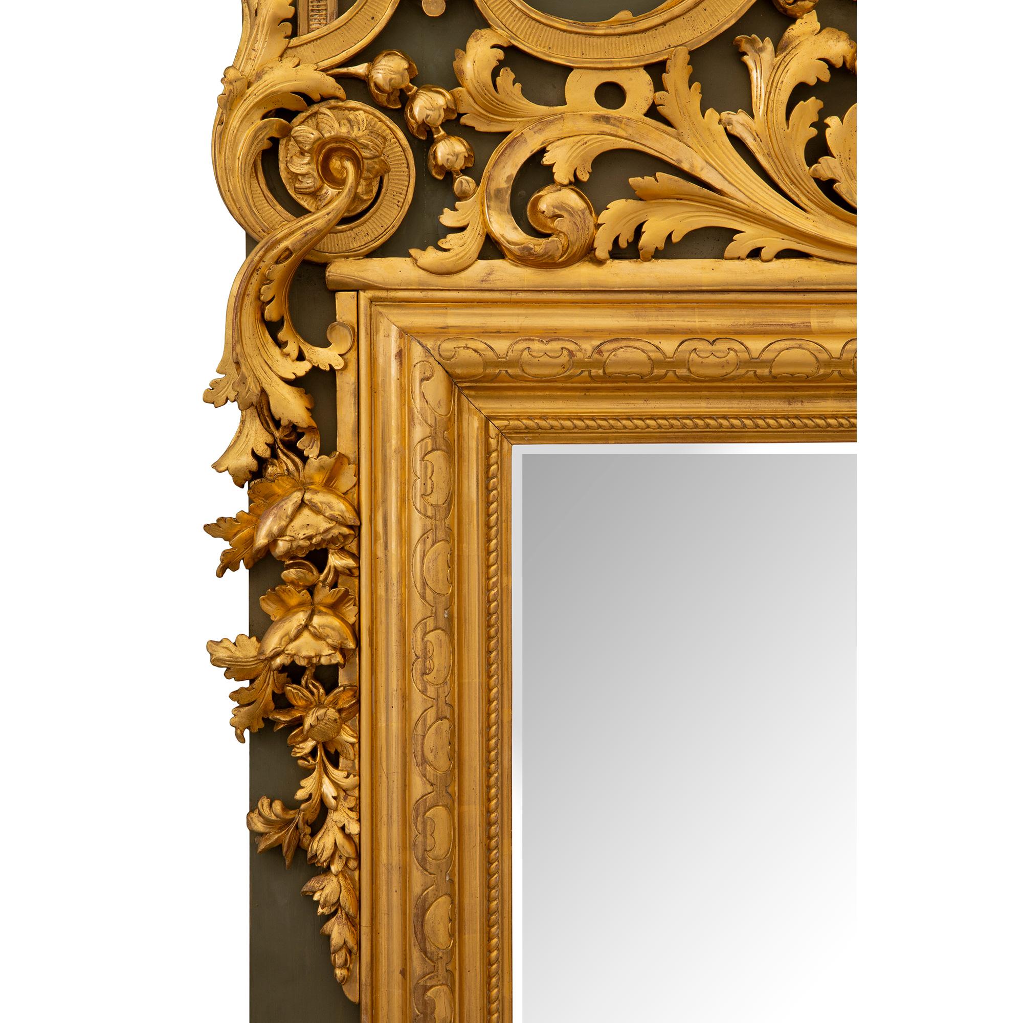 XIXe siècle Miroir français de style Louis XIV du 19ème siècle en bois polychrome et doré en vente