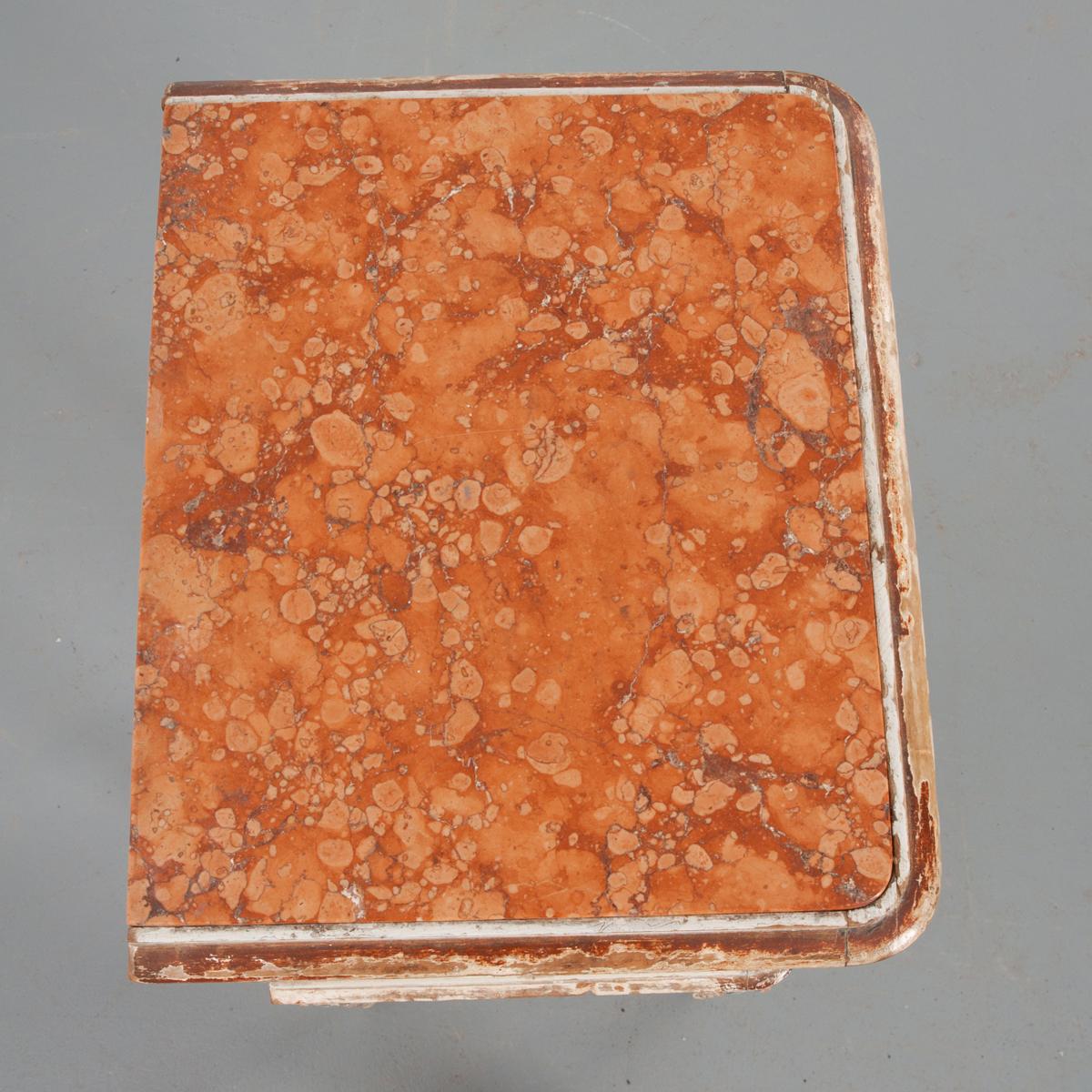 Questo è un eccezionale comodino francese Luigi XV. Squisiti intagli in stile rococò e disegni floreali dipinti a mano. I colori tenui e la doratura evidenziano lo stile eccezionalmente ornamentale e teatrale di questo tavolo. Il piano in marmo si