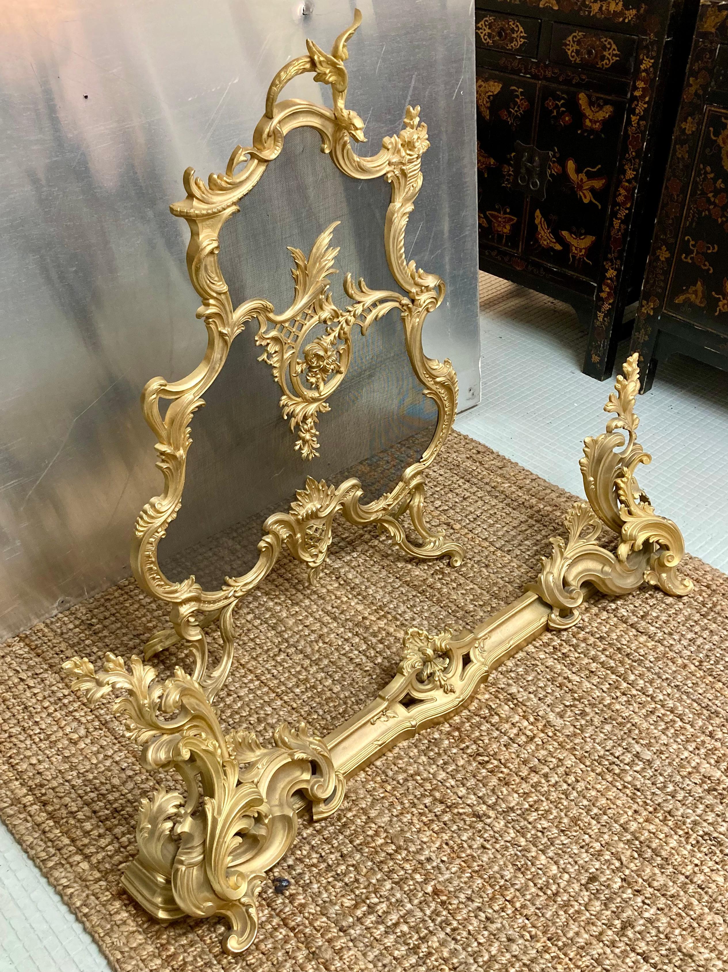 Schöne 2-teilige Französisch 19. Jh. Louis XV vergoldete Bronze Kaminschirm und Fender Set. Erstaunlicher Bronzeguss mit vergoldeter Oberfläche. Sehr hell und sauber vergoldet. Sehr exquisites Set. Bringen Sie etwas französischen Stil in Ihr Zuhause.