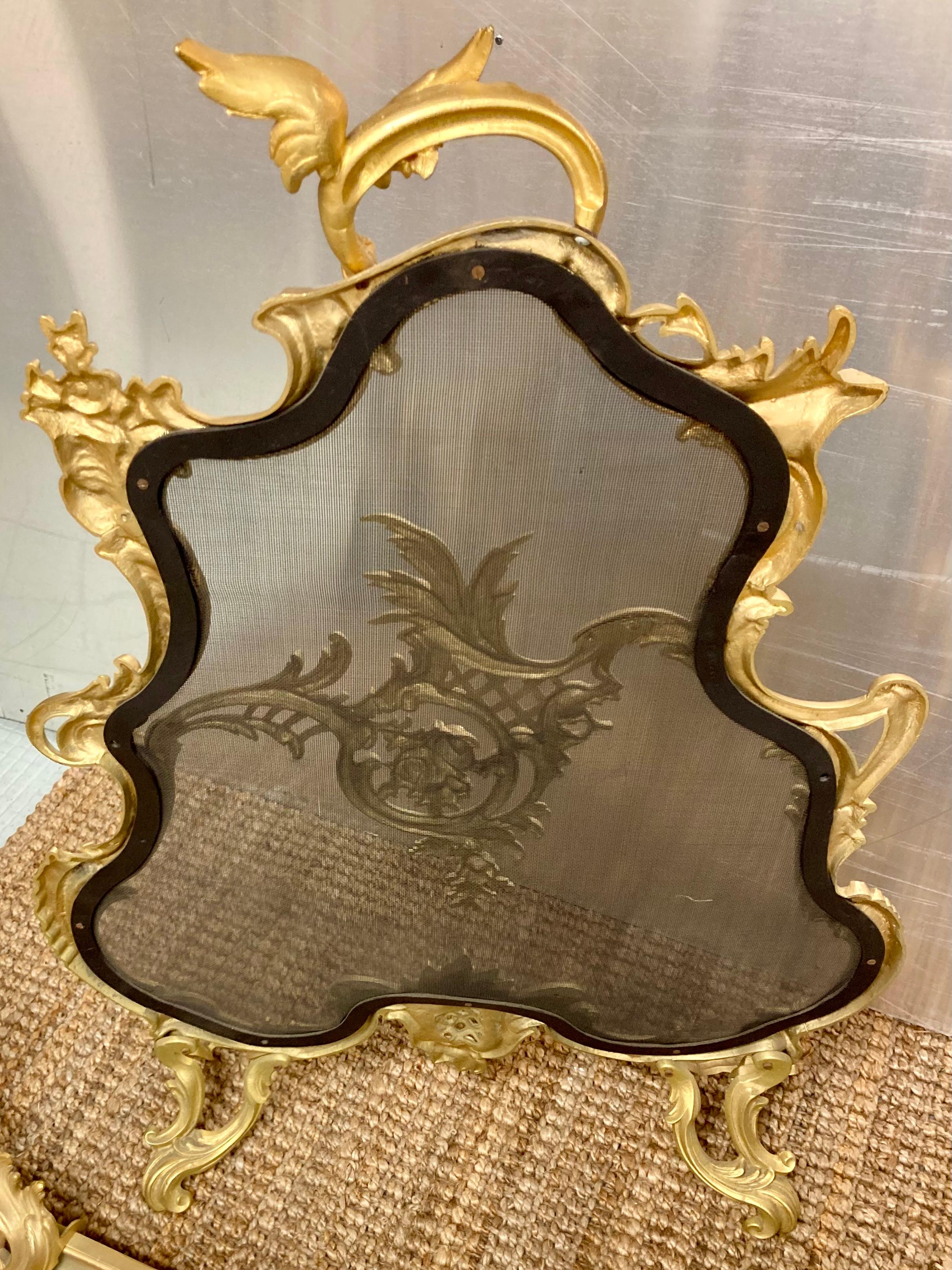 Französisch 19. Jahrhundert Louis XV Bronze 2-Piece Feuer Bildschirm und Fender im Angebot 1