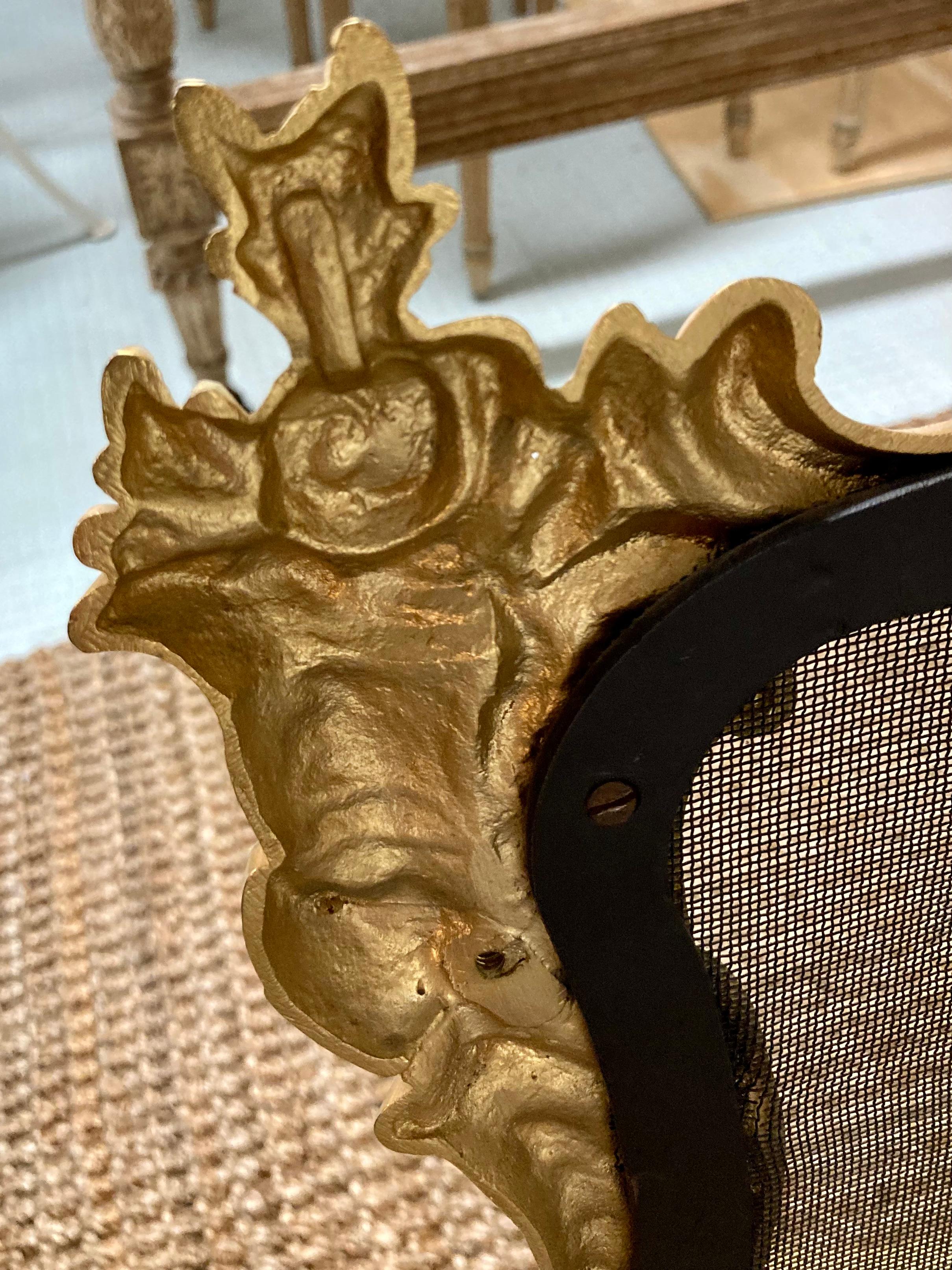 Französisch 19. Jahrhundert Louis XV Bronze 2-Piece Feuer Bildschirm und Fender im Angebot 2