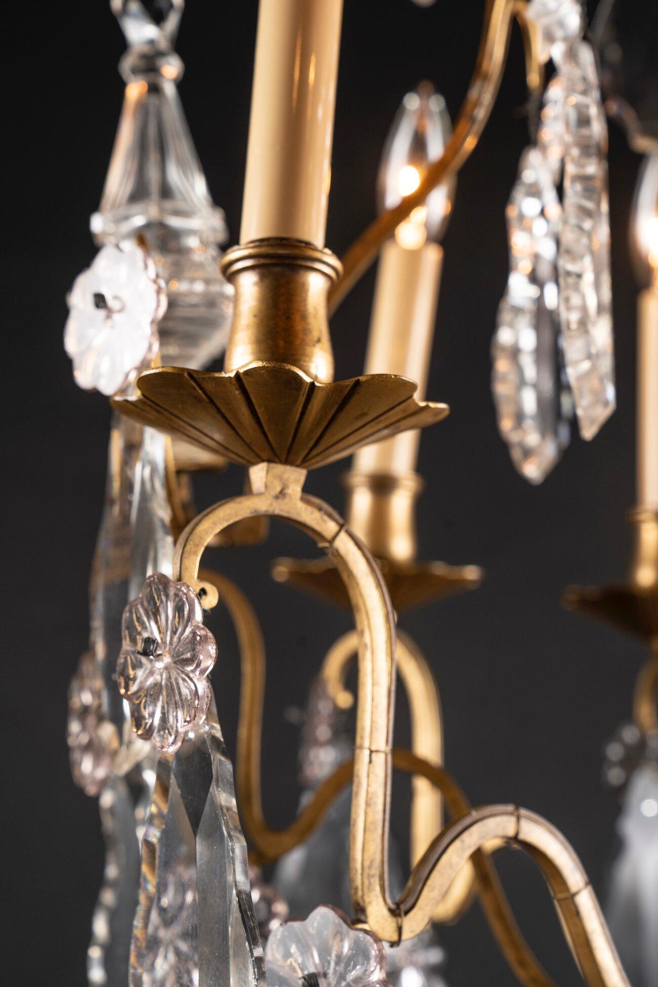 Lampadario classico francese in bronzo Luigi XV del XIX secolo, drappeggiato con plaquette di cristallo e stelle, ornato da piccole lance di cristallo e da una grande lancia di cristallo al centro, CIRCA 1890

Ogni pezzo nel nostro negozio è