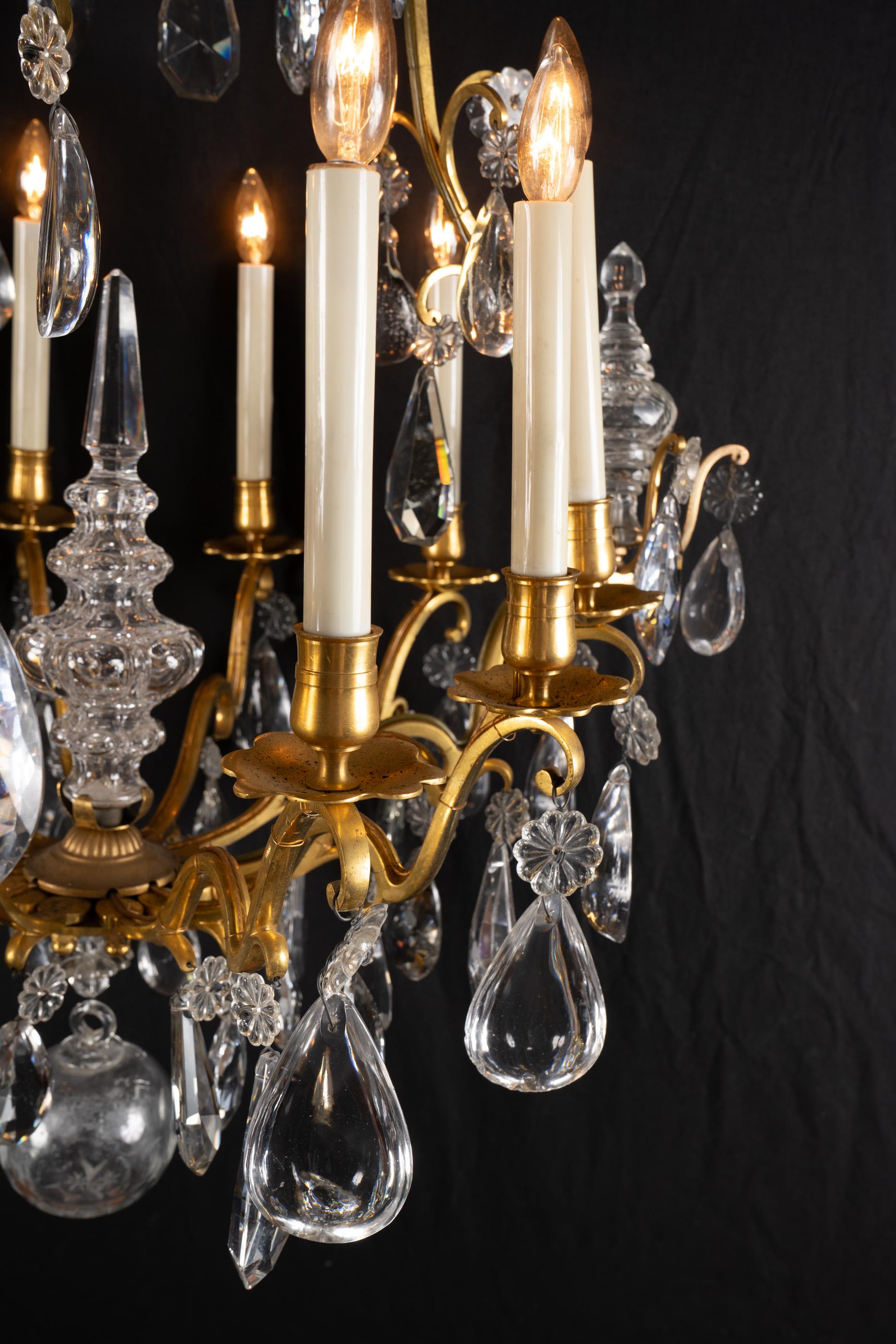 Placcato oro Lampadario francese del XIX secolo Luigi XV in bronzo e cristallo in vendita