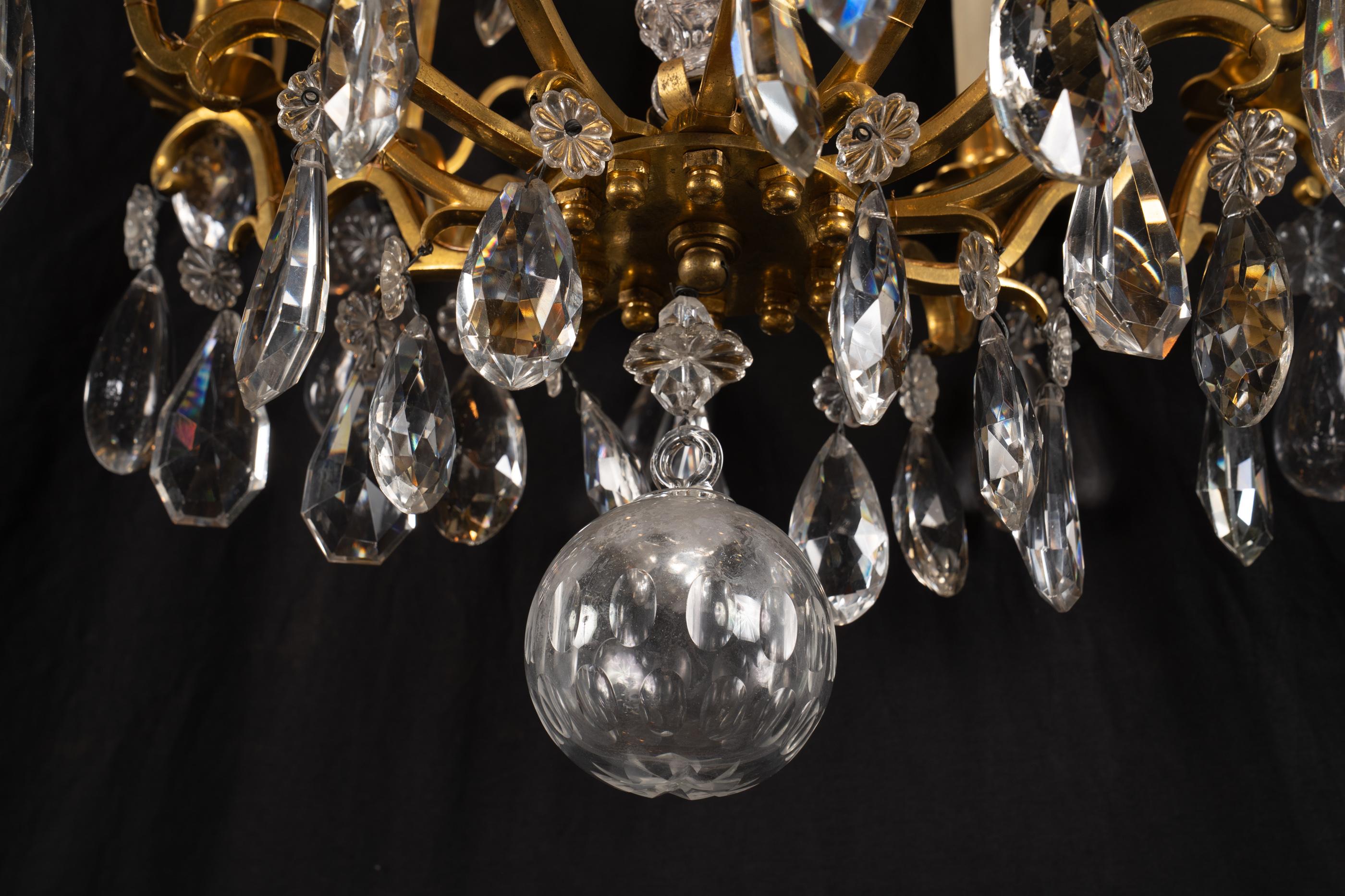 Lampadario francese del XIX secolo Luigi XV in bronzo e cristallo in vendita 1