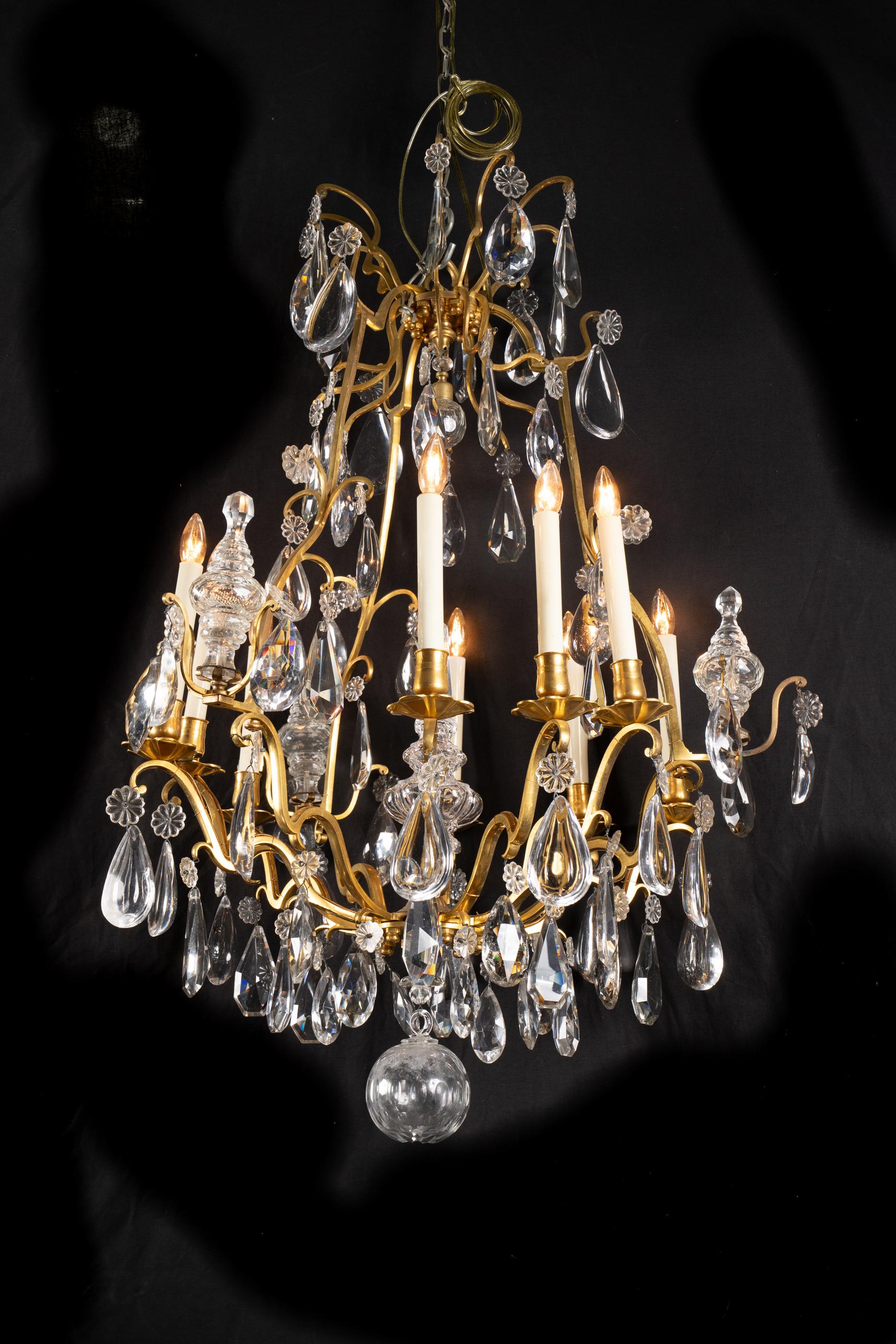 Lampadario francese del XIX secolo Luigi XV in bronzo e cristallo in vendita 2