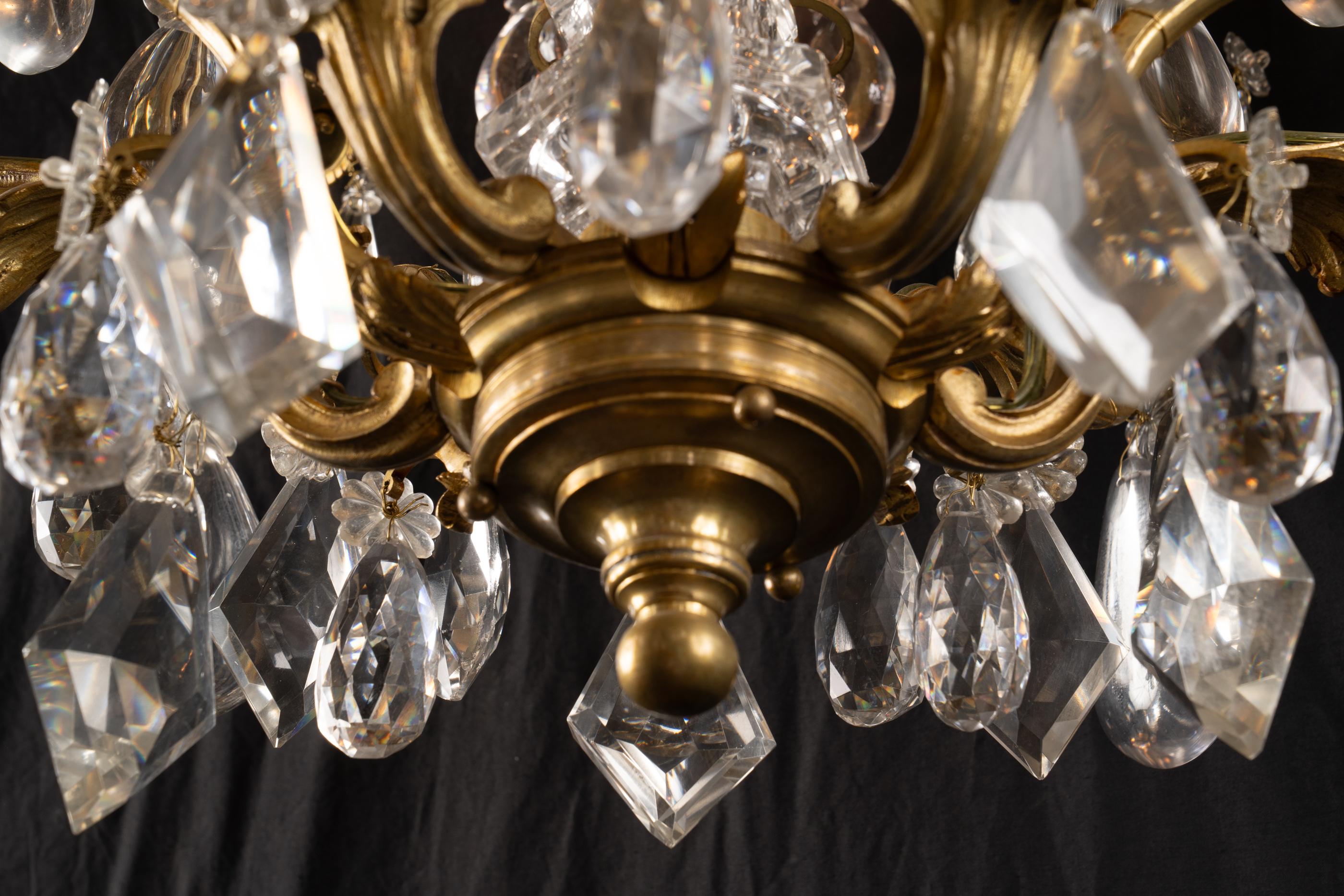 Lampadario francese del XIX secolo Luigi XV in bronzo e cristallo in vendita 3