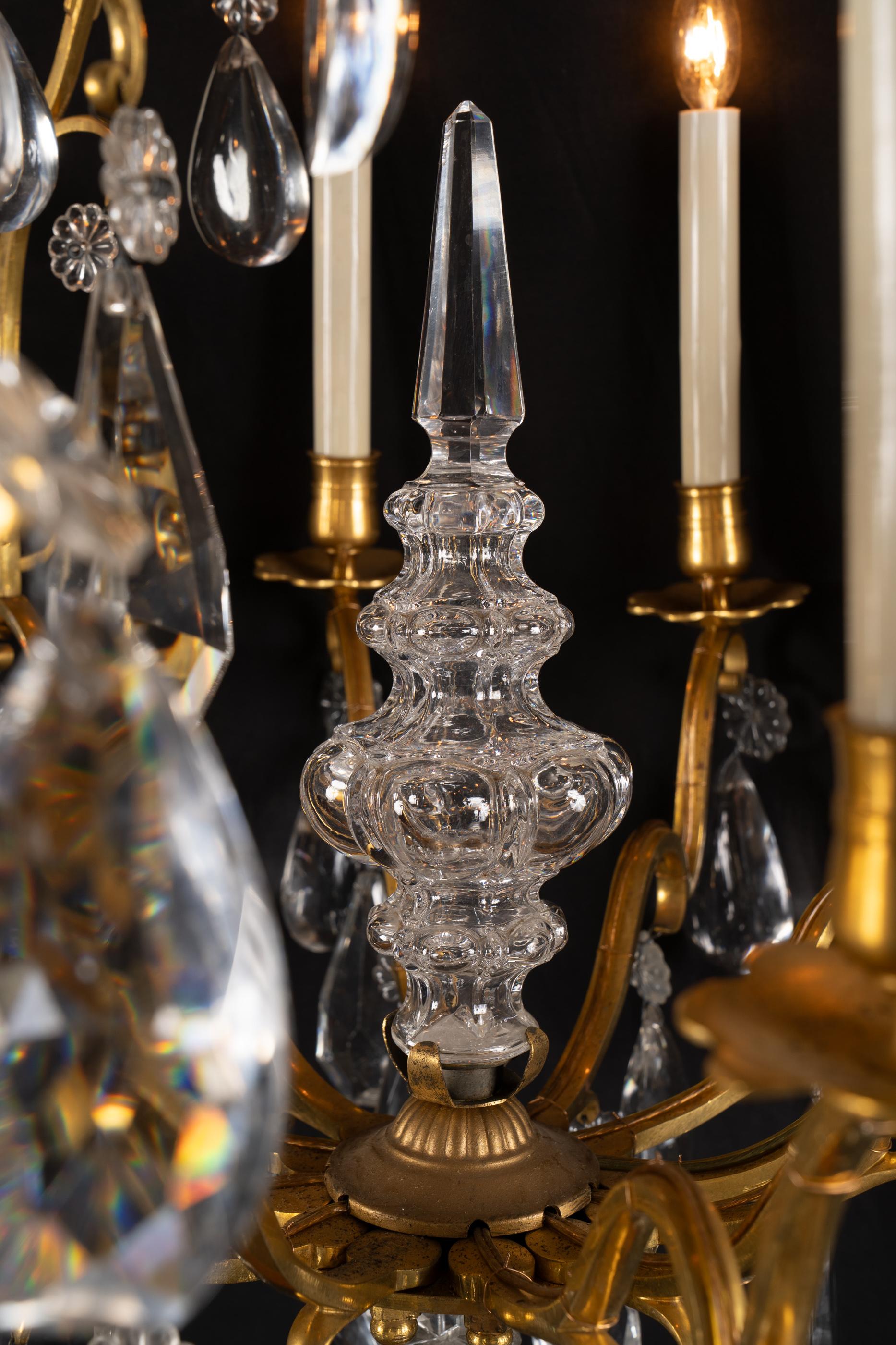 Lampadario francese del XIX secolo Luigi XV in bronzo e cristallo in vendita 3