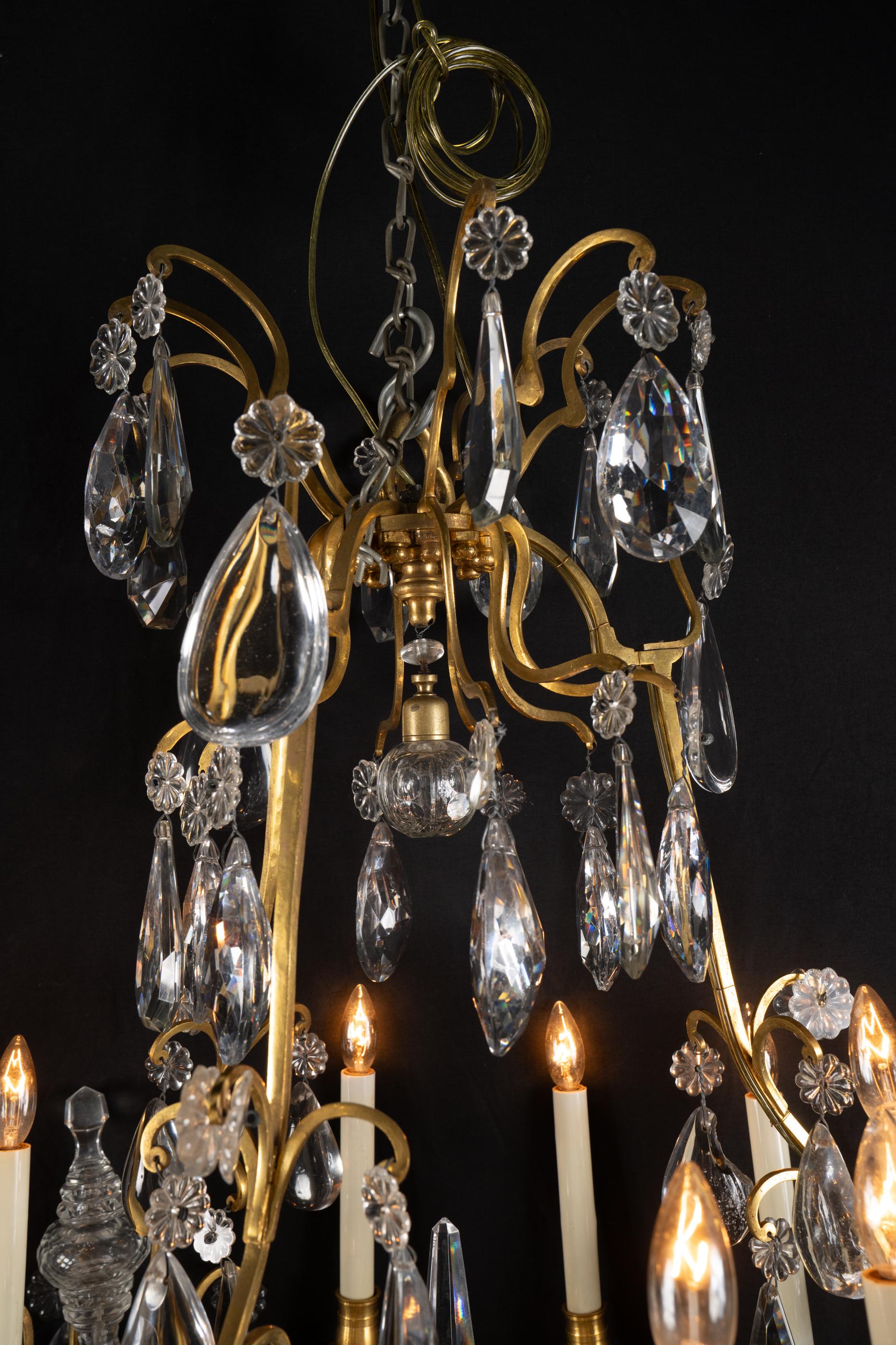 Lampadario francese del XIX secolo Luigi XV in bronzo e cristallo in vendita 4