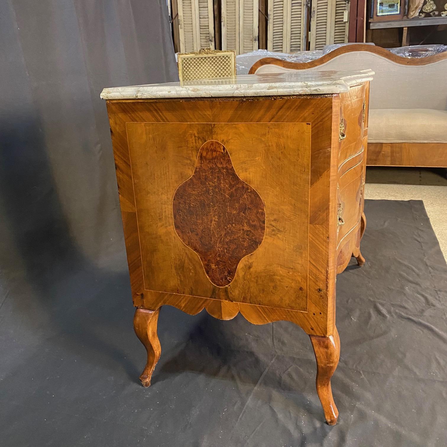 Französische Kommode aus Louis XV mit Intarsien aus Nussbaumholz und Marmorplatte des 19. (19. Jahrhundert) im Angebot