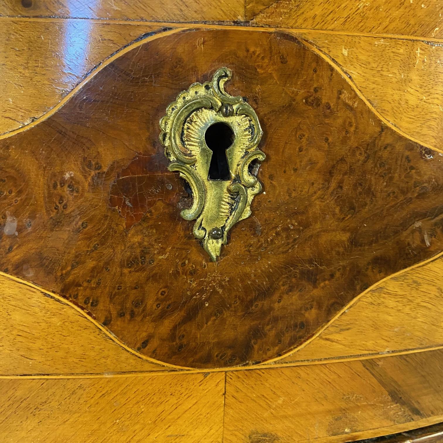 Französische Kommode aus Louis XV mit Intarsien aus Nussbaumholz und Marmorplatte des 19. (Walnuss) im Angebot