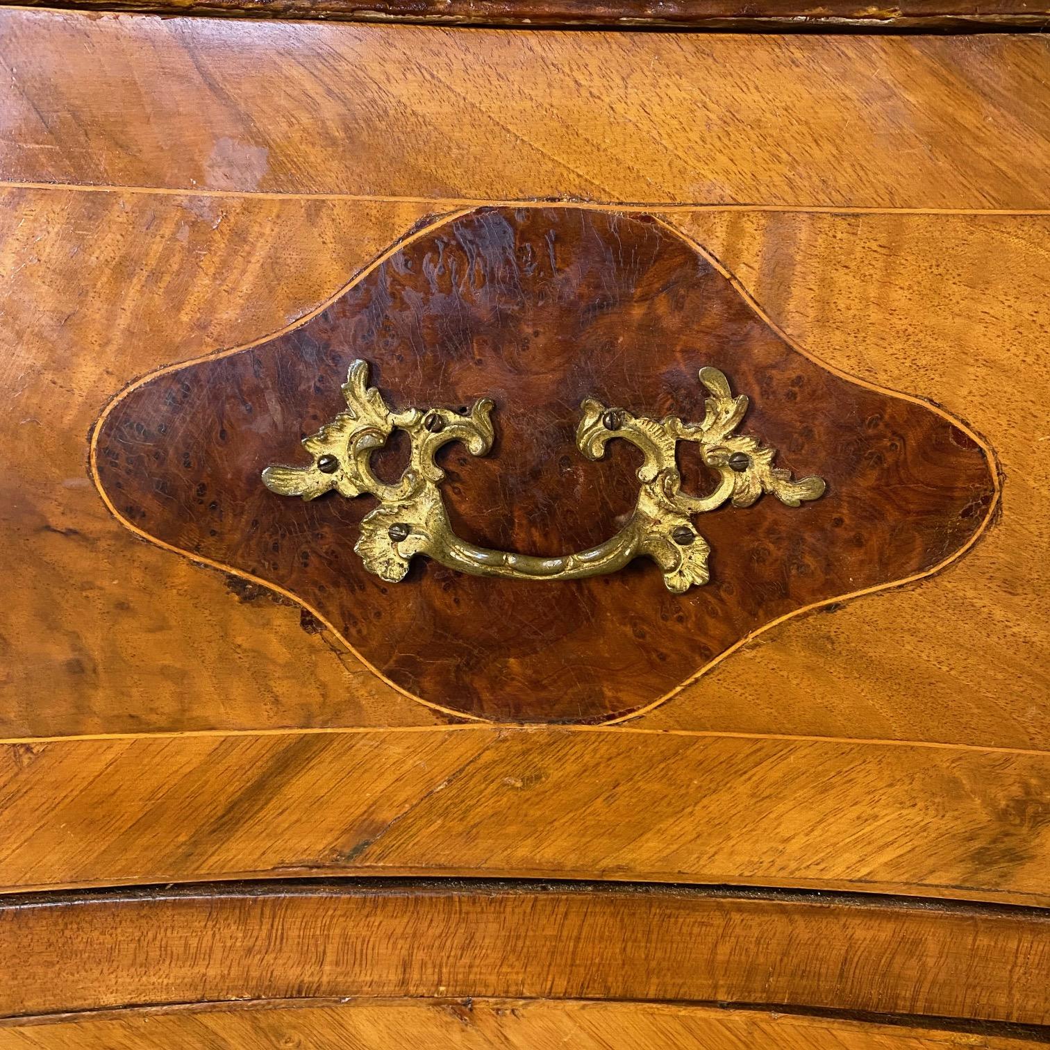 Französische Kommode aus Louis XV mit Intarsien aus Nussbaumholz und Marmorplatte des 19. im Angebot 1