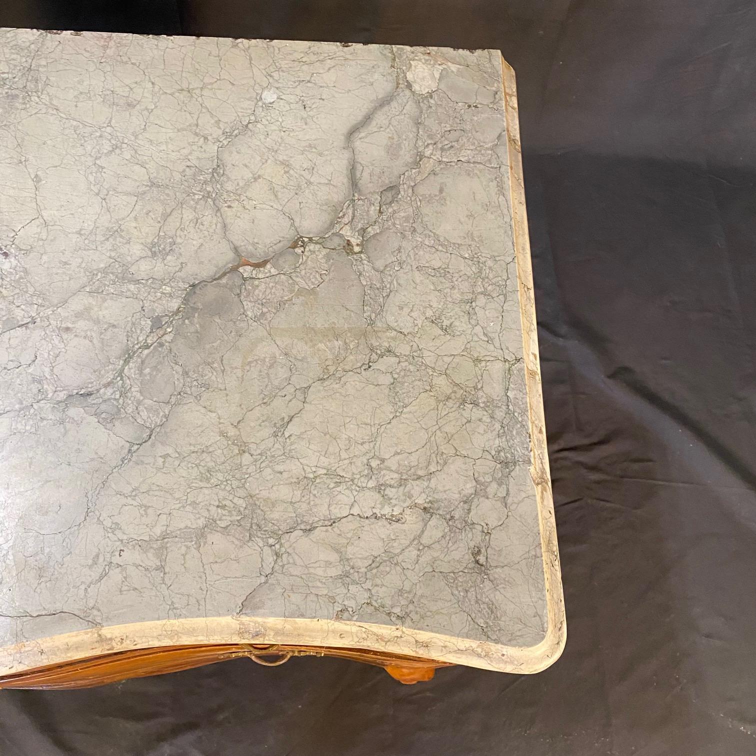 Französische Kommode aus Louis XV mit Intarsien aus Nussbaumholz und Marmorplatte des 19. im Angebot 2