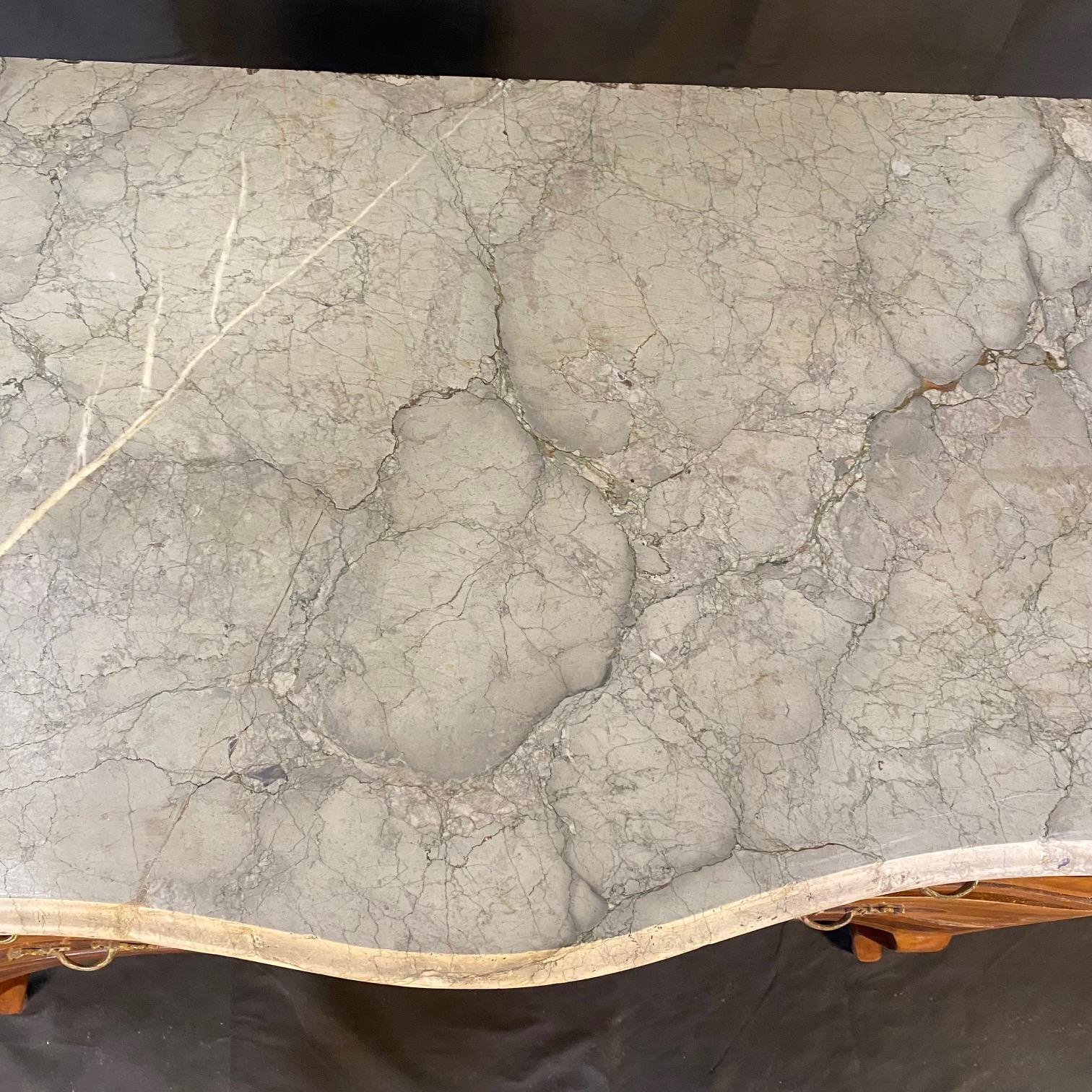 Französische Kommode aus Louis XV mit Intarsien aus Nussbaumholz und Marmorplatte des 19. im Angebot 3