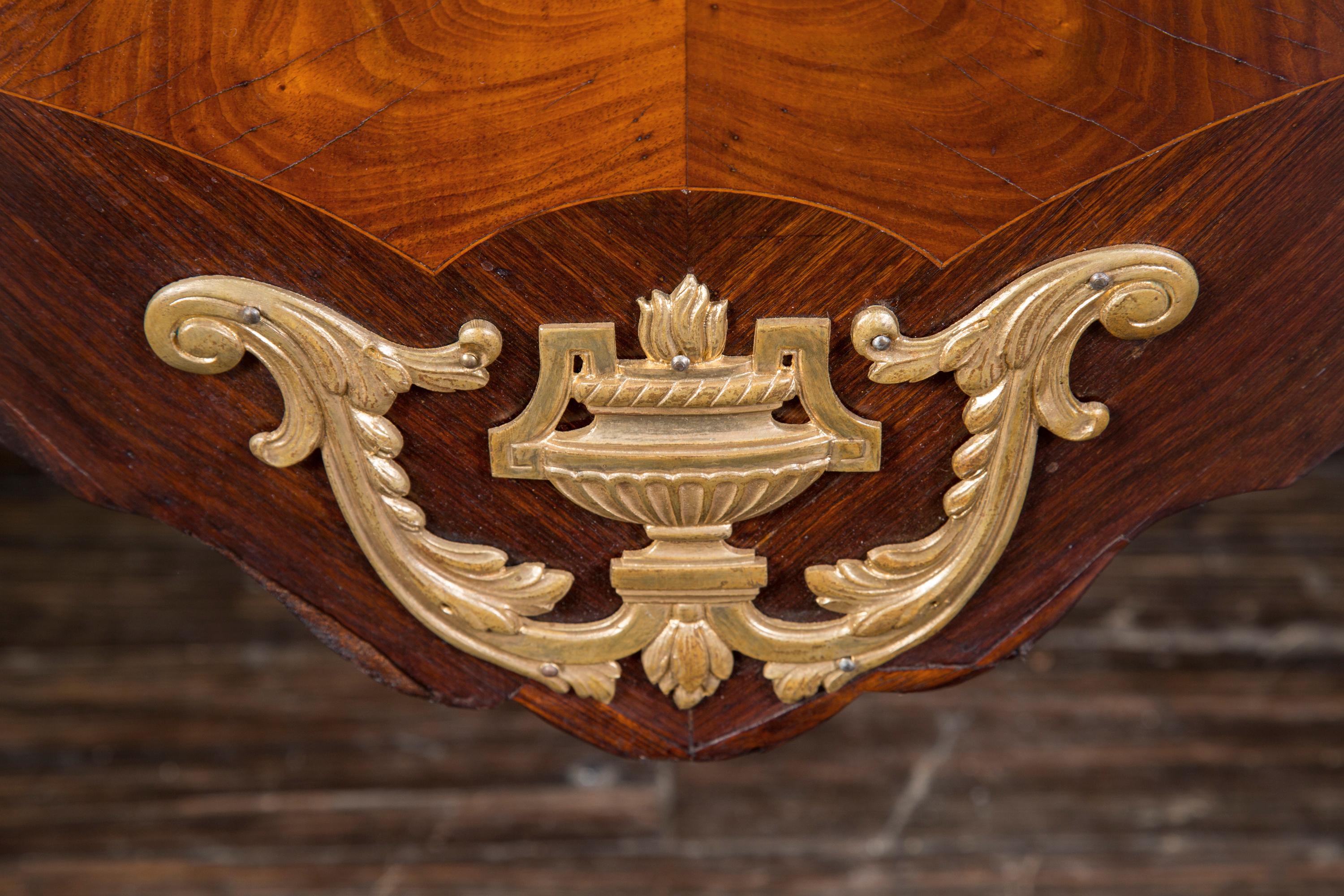 Französische Louis XV-Kommode des 19. Jahrhunderts mit Bronzebeschlägen und Marmorplatte im Zustand „Gut“ im Angebot in New Orleans, LA