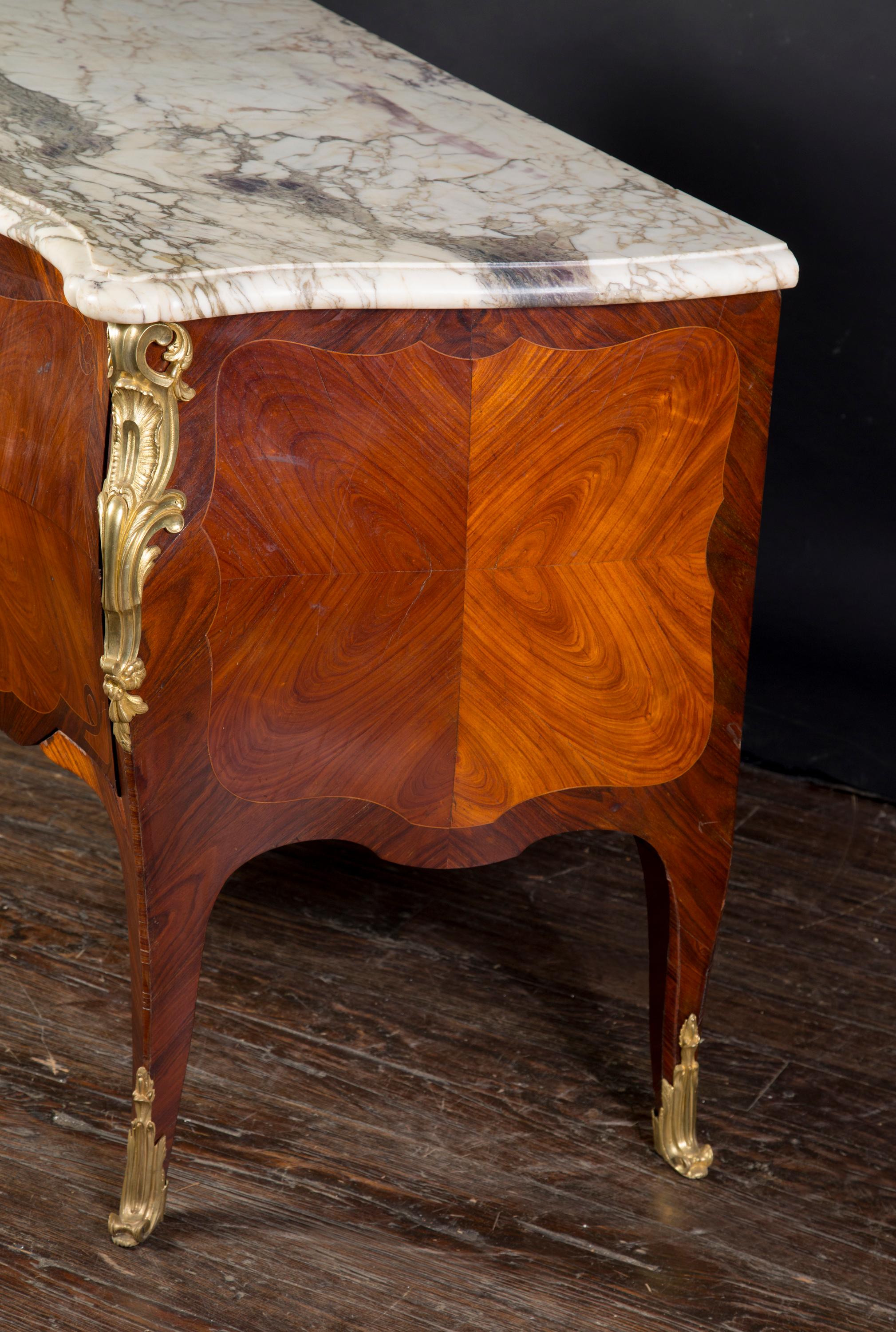 Französische Louis XV-Kommode des 19. Jahrhunderts mit Bronzebeschlägen und Marmorplatte im Angebot 2