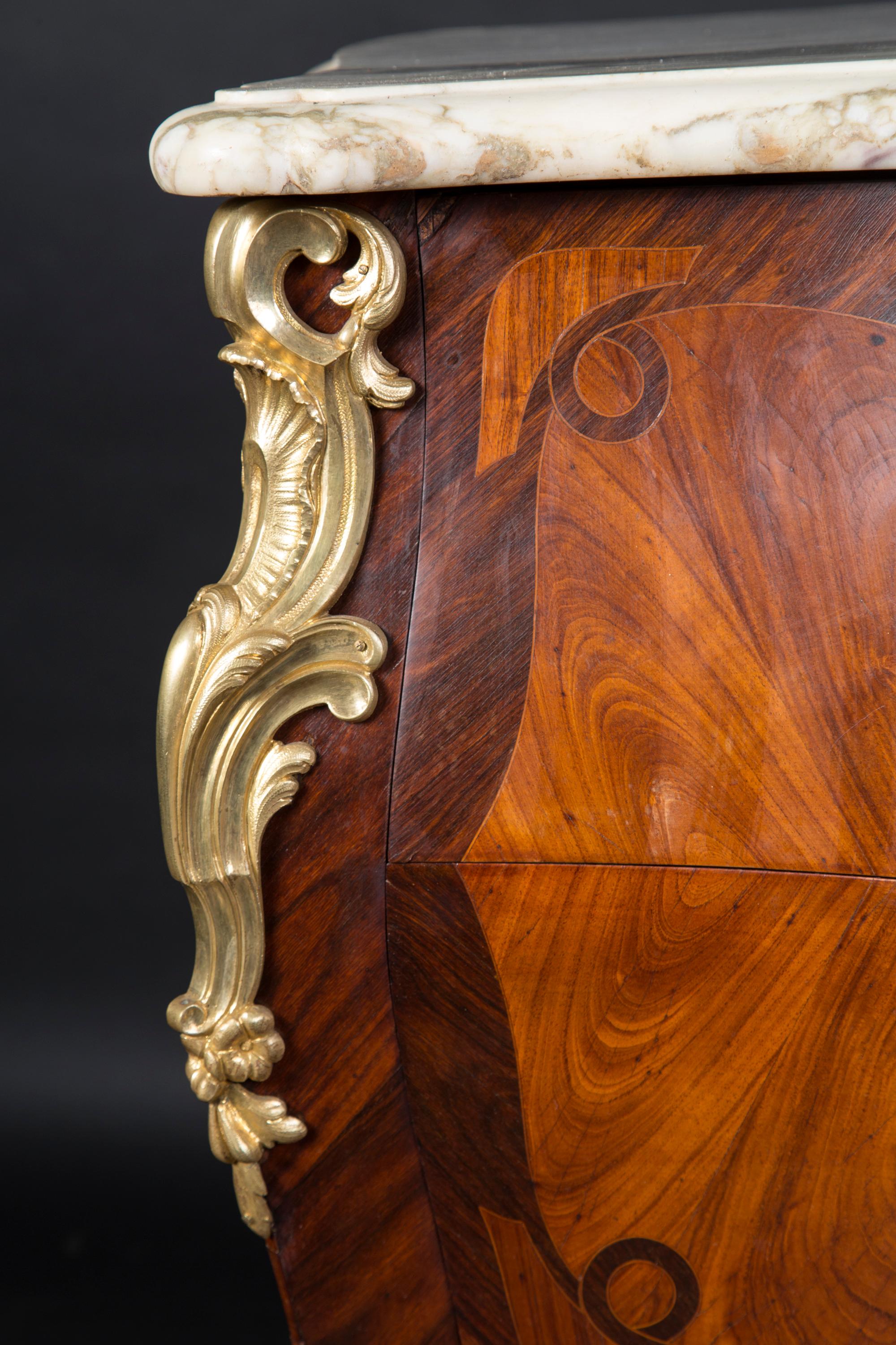 Französische Louis XV-Kommode des 19. Jahrhunderts mit Bronzebeschlägen und Marmorplatte im Angebot 3