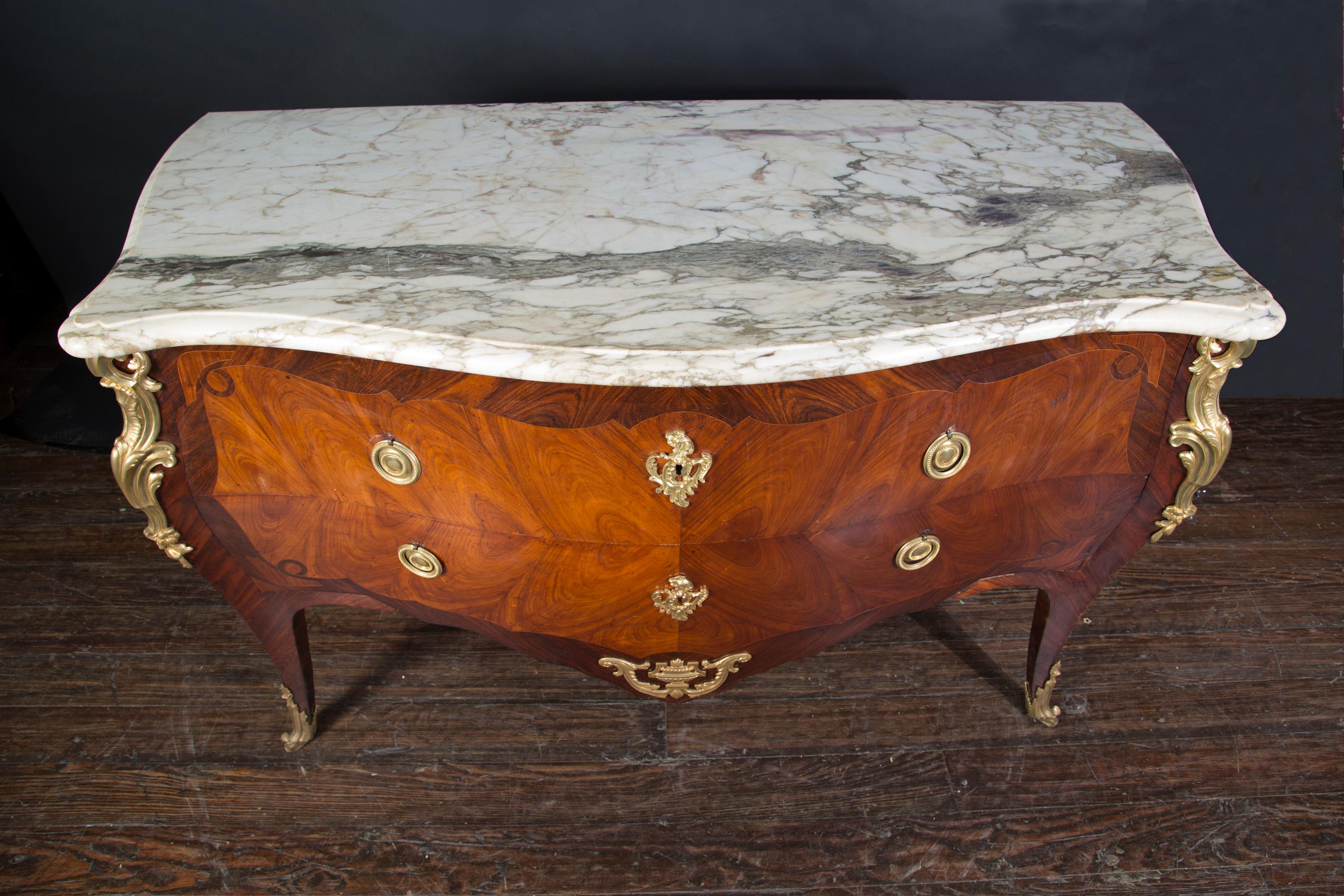 Französische Louis XV-Kommode des 19. Jahrhunderts mit Bronzebeschlägen und Marmorplatte im Angebot 5