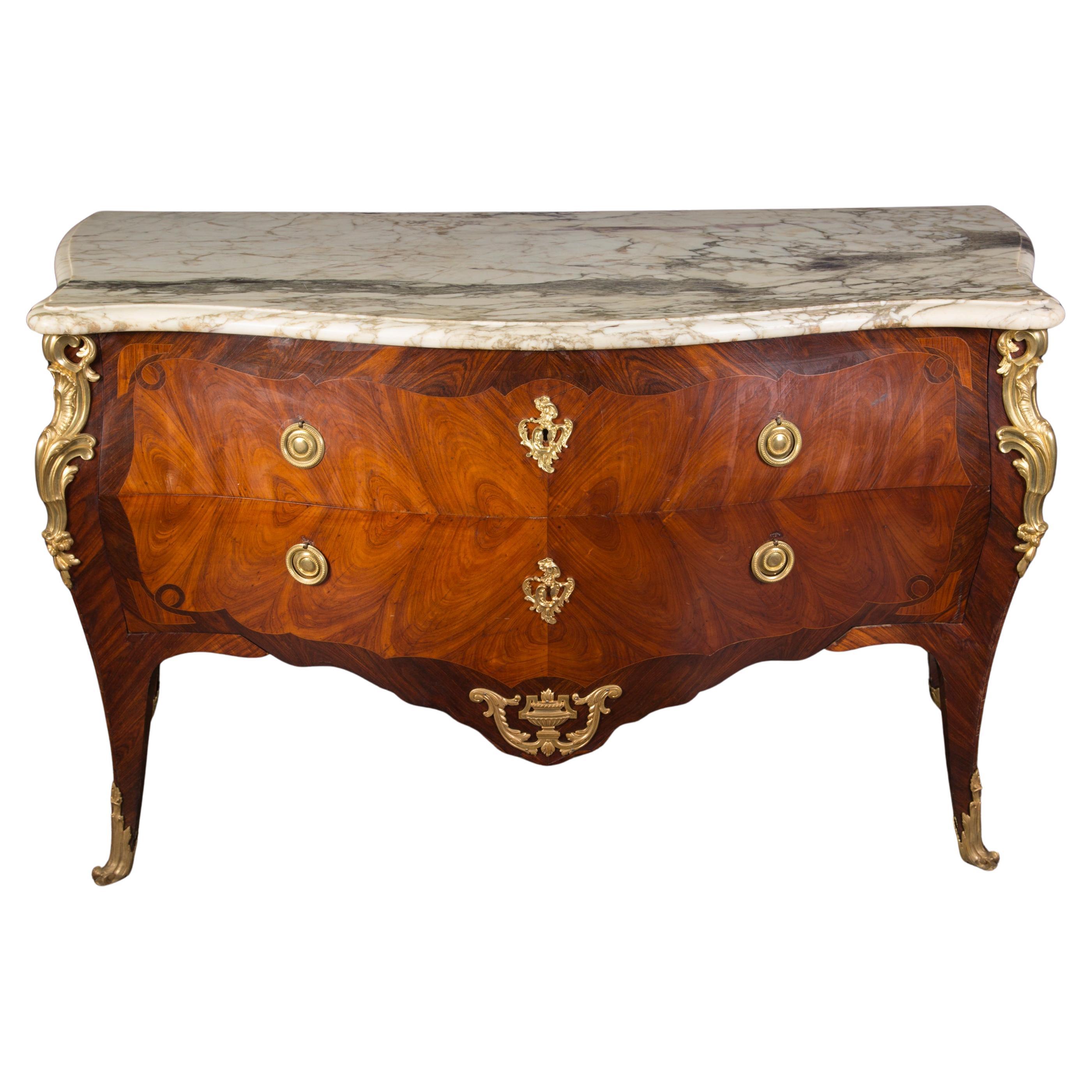 Französische Louis XV-Kommode des 19. Jahrhunderts mit Bronzebeschlägen und Marmorplatte im Angebot
