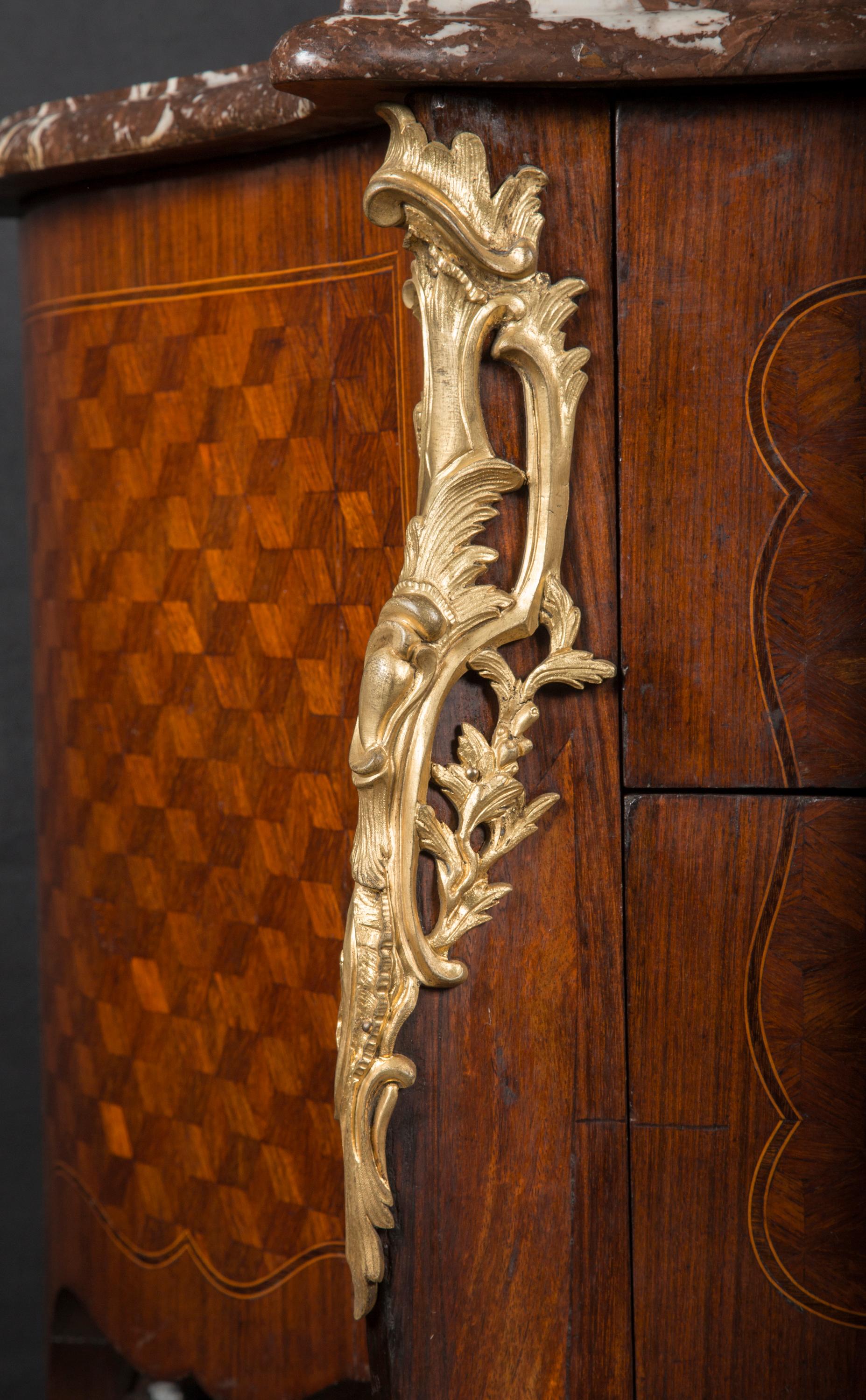 Francese Commode francese del XIX secolo in stile Luigi XV con montature in bronzo e piano in marmo in vendita