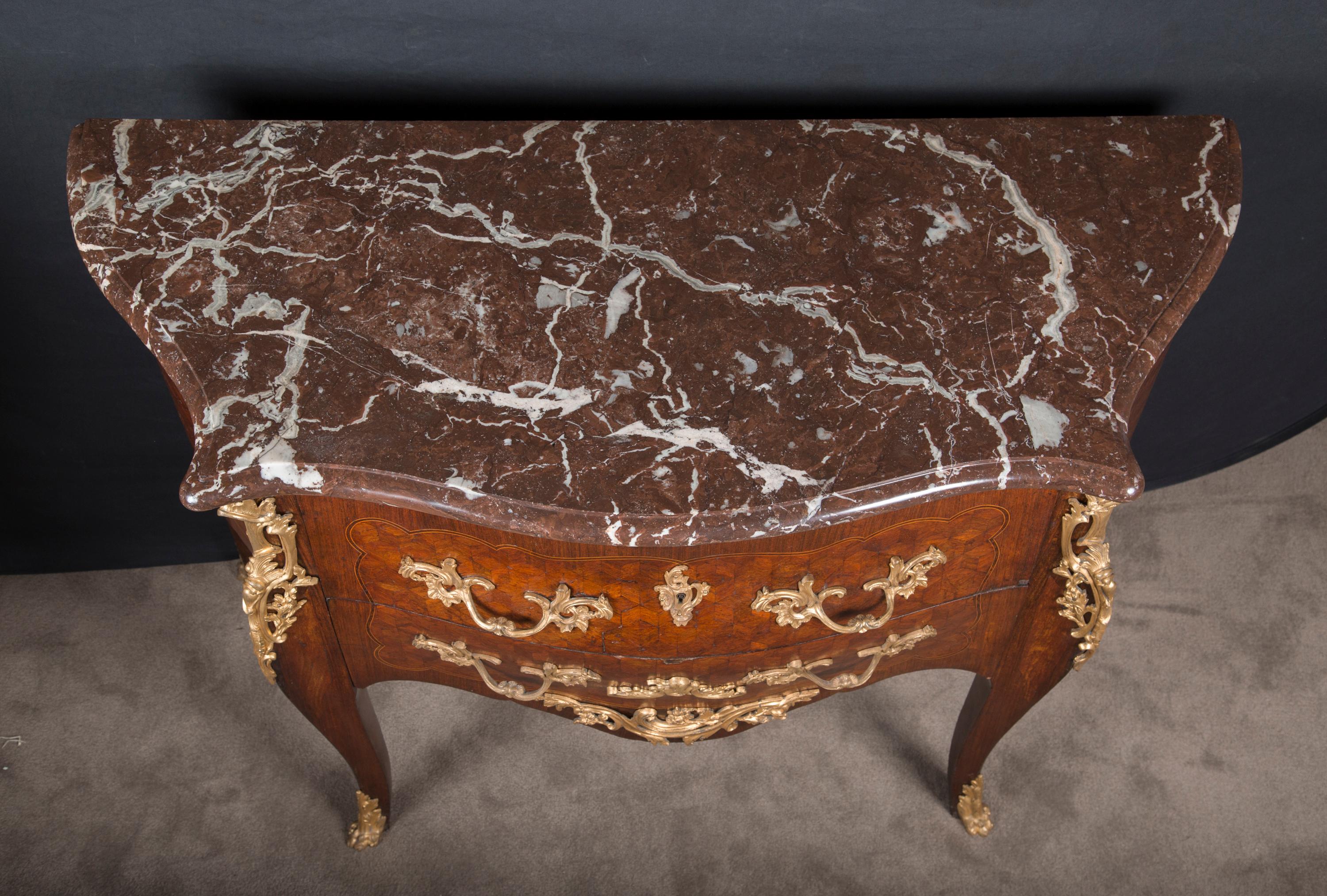 Commode francese del XIX secolo in stile Luigi XV con montature in bronzo e piano in marmo In condizioni buone in vendita a New Orleans, LA