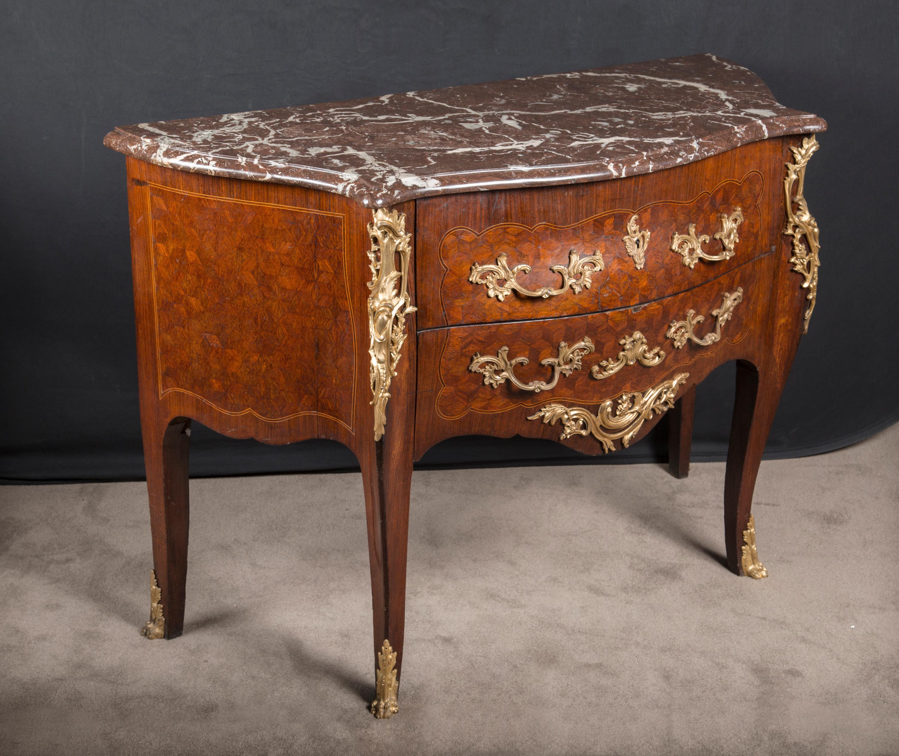 Marmo Commode francese del XIX secolo in stile Luigi XV con montature in bronzo e piano in marmo in vendita