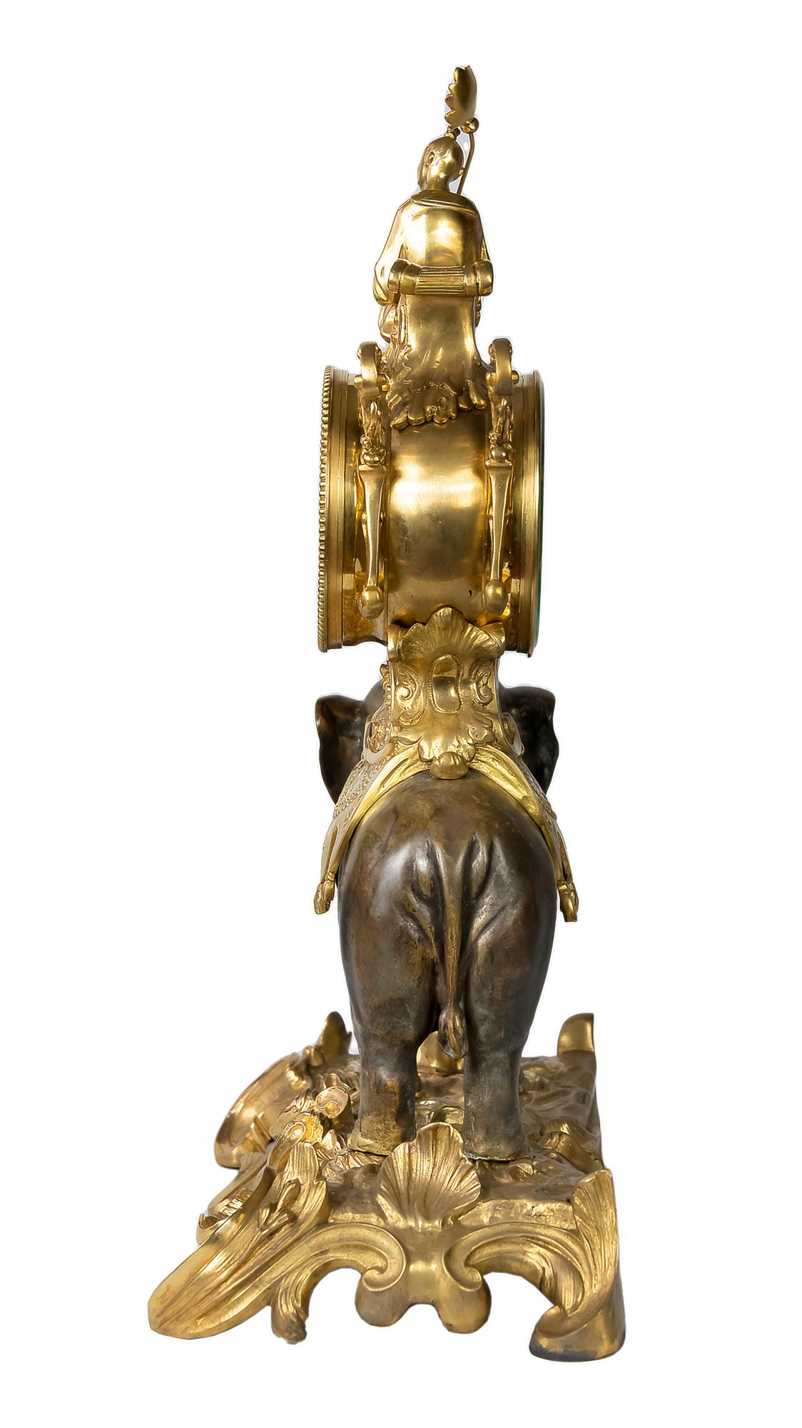 Französisch 19. Jahrhundert Louis XV vergoldete Bronze Elefant Mantel Uhr (Emaille) im Angebot