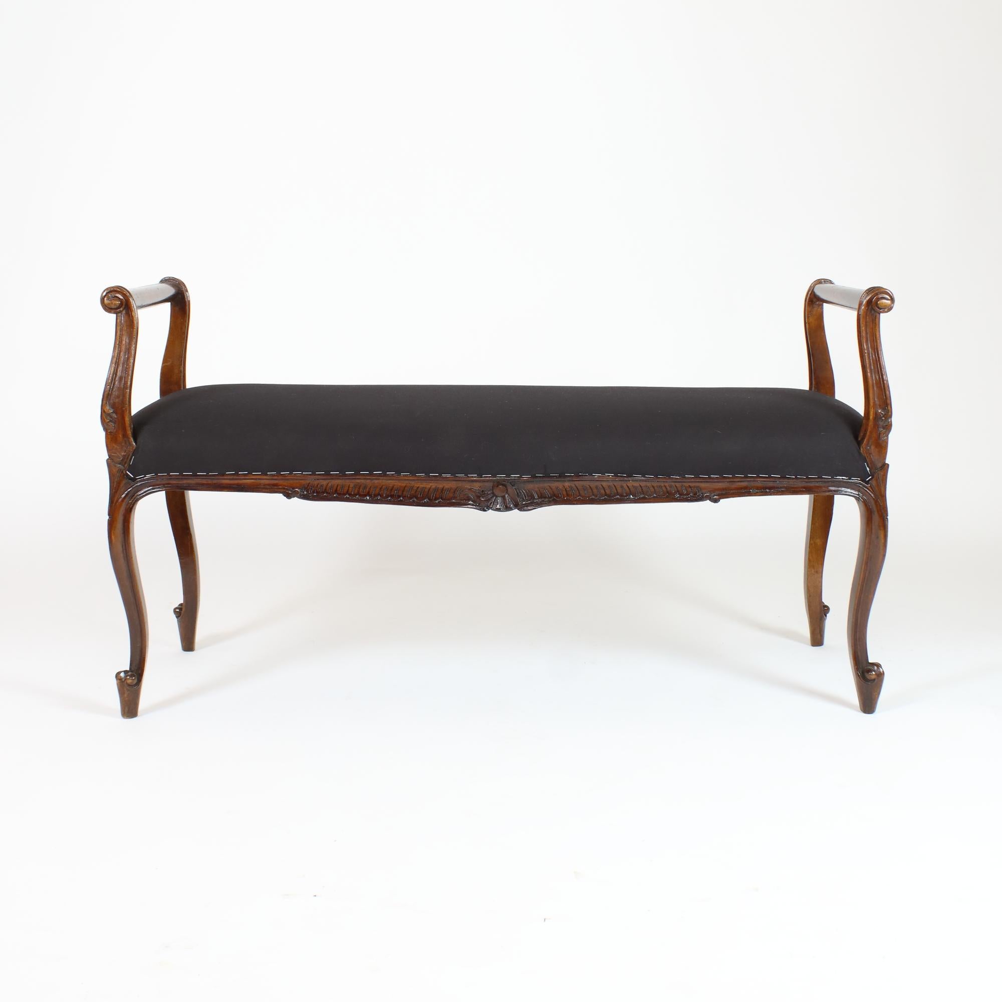 French 19th Century Louis XV Large Walnut Stool or Bedroom Bench In Good Condition For Sale In Berlin, DE