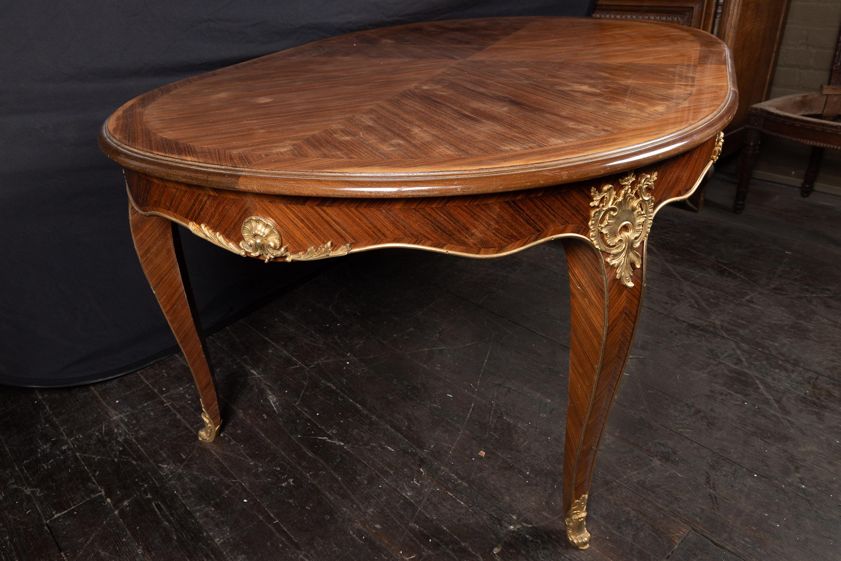 XIXe siècle Table de salle à manger française du 19ème siècle, marqueterie Louis XV, montures et feuilles en bronze d'or en vente