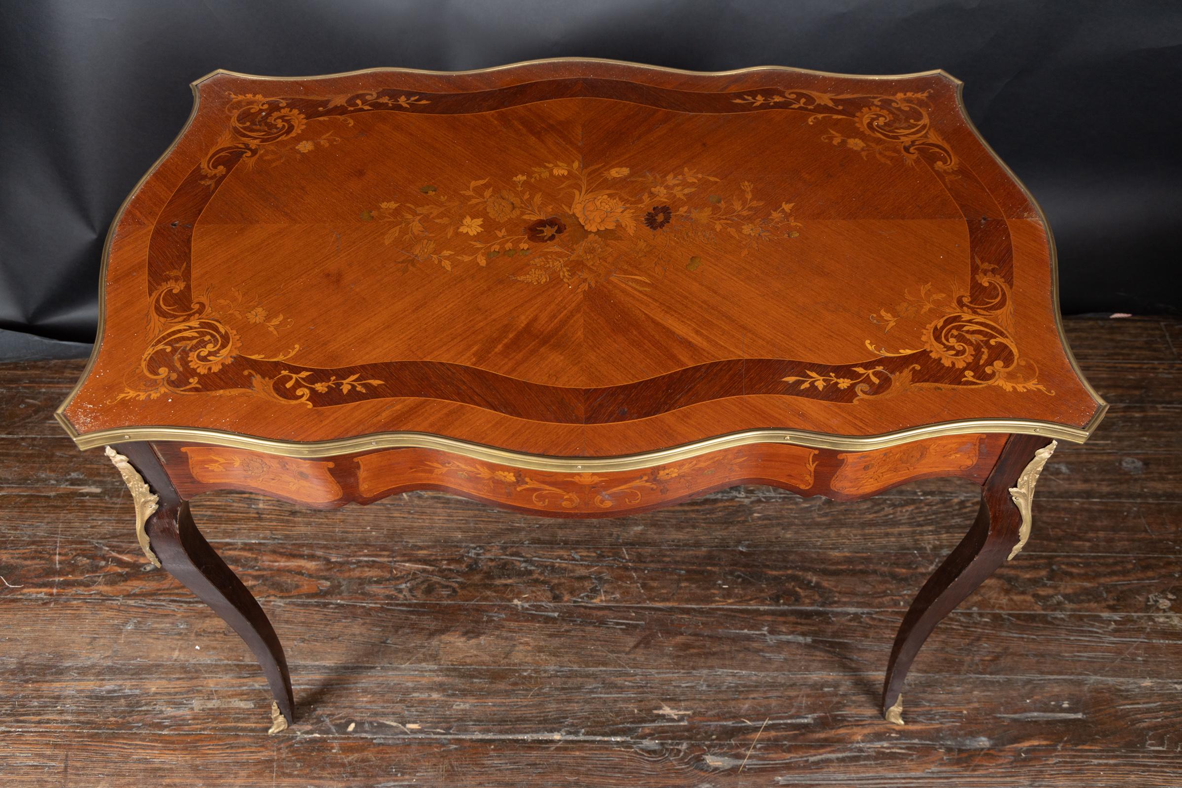 Table à écrire française du 19ème siècle en marqueterie Louis XV en vente 4