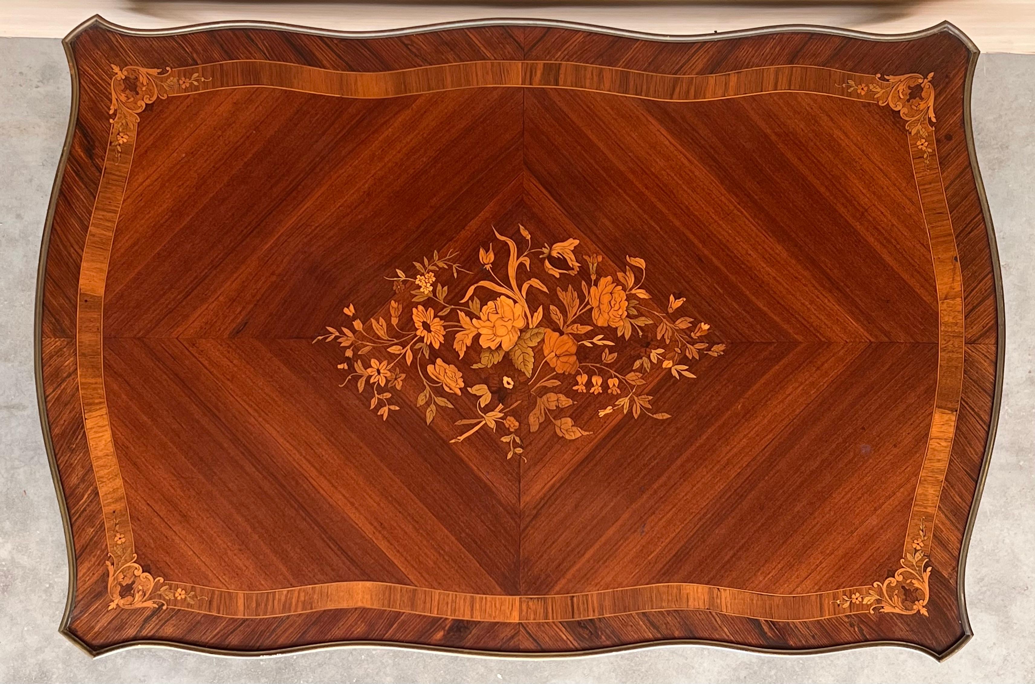 Table à écrire française du 19ème siècle en marqueterie Louis XV en vente 3