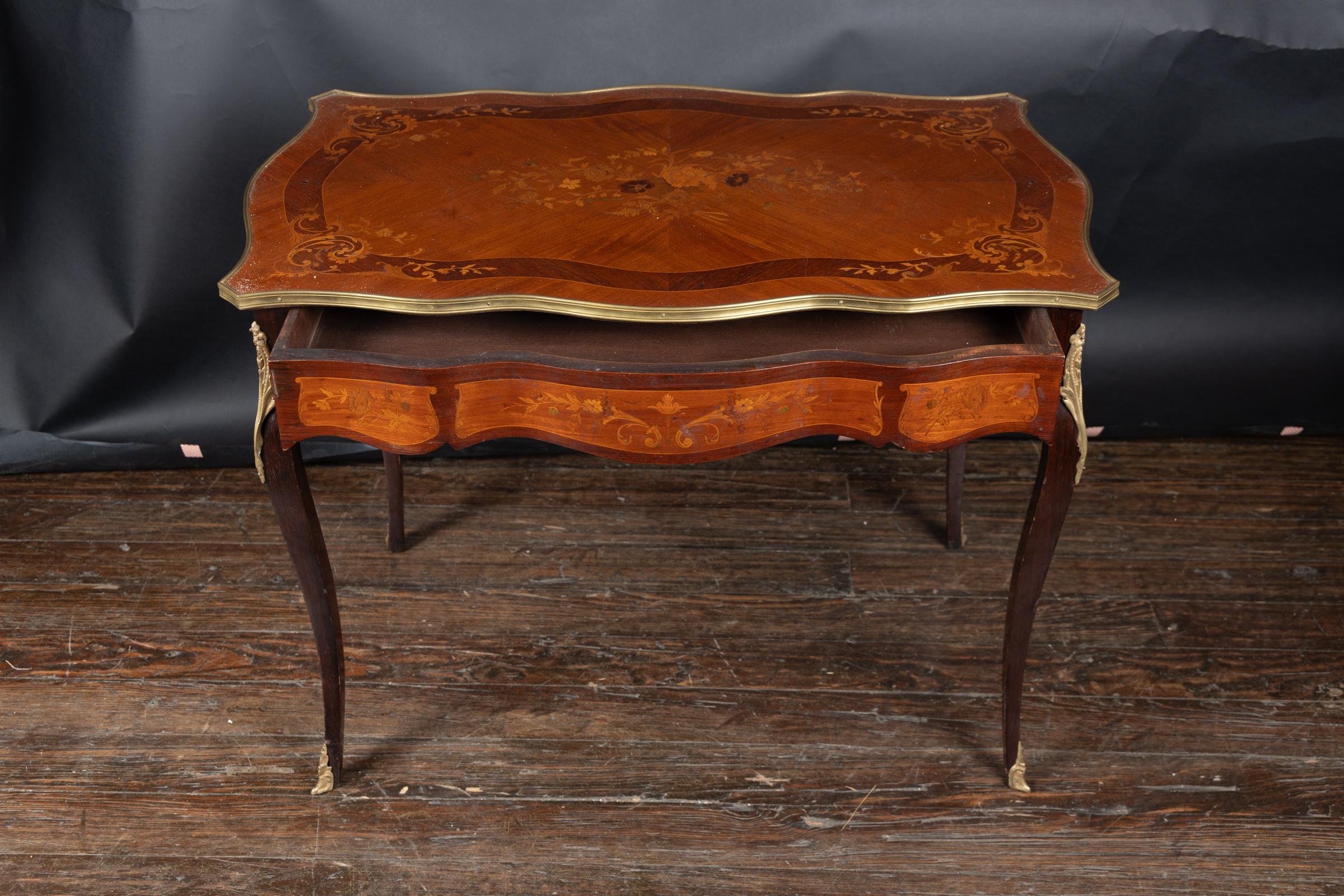 Table à écrire française du 19ème siècle en marqueterie Louis XV en vente 5