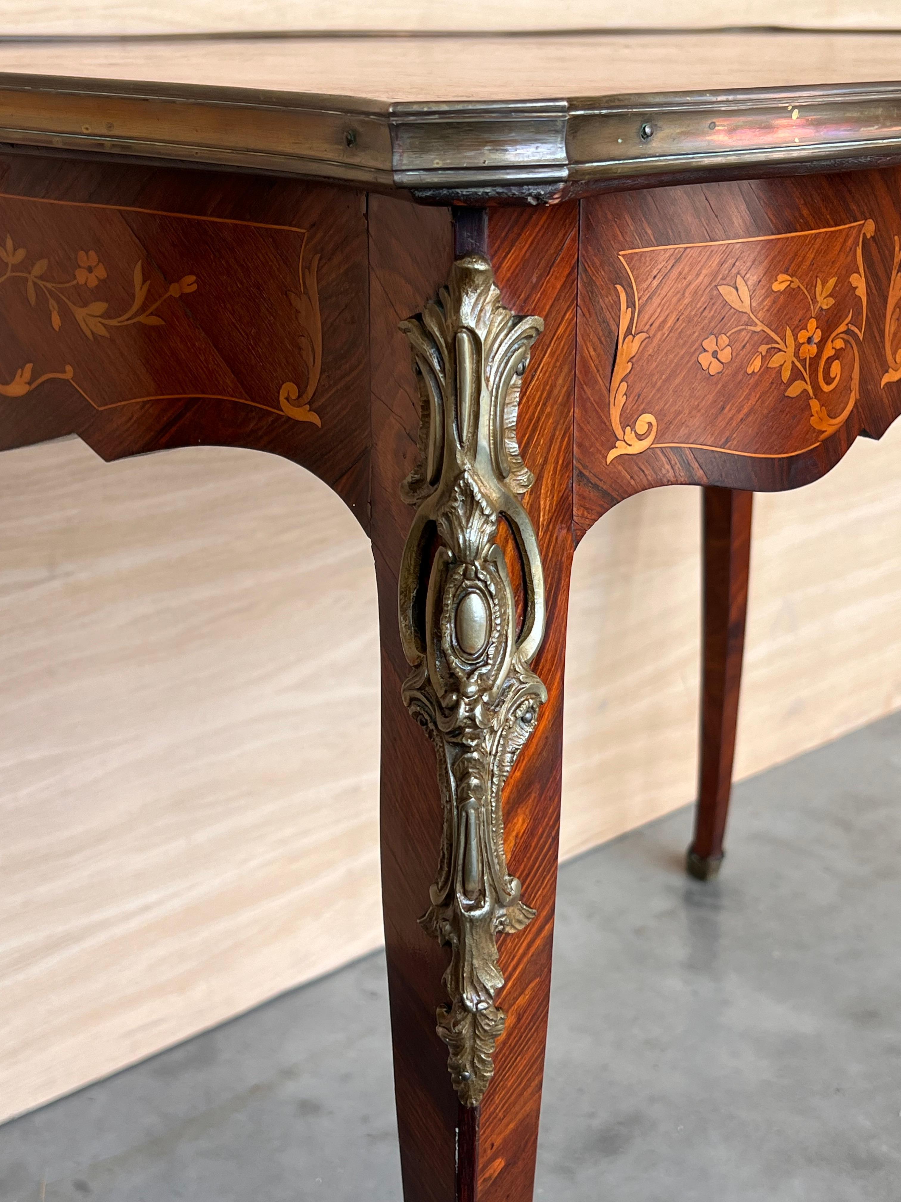 Table à écrire française du 19ème siècle en marqueterie Louis XV en vente 4