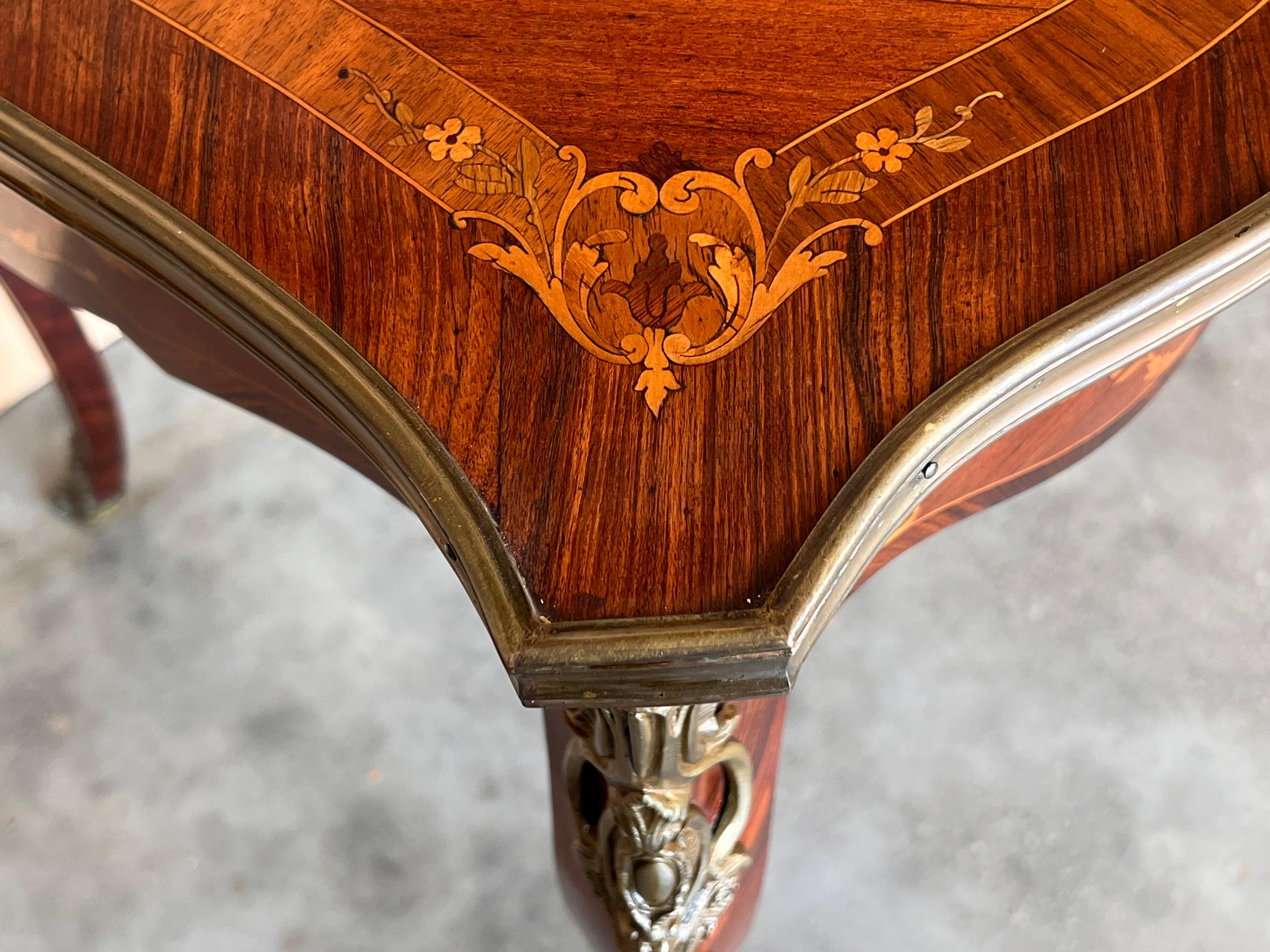 Table à écrire française du 19ème siècle en marqueterie Louis XV en vente 6